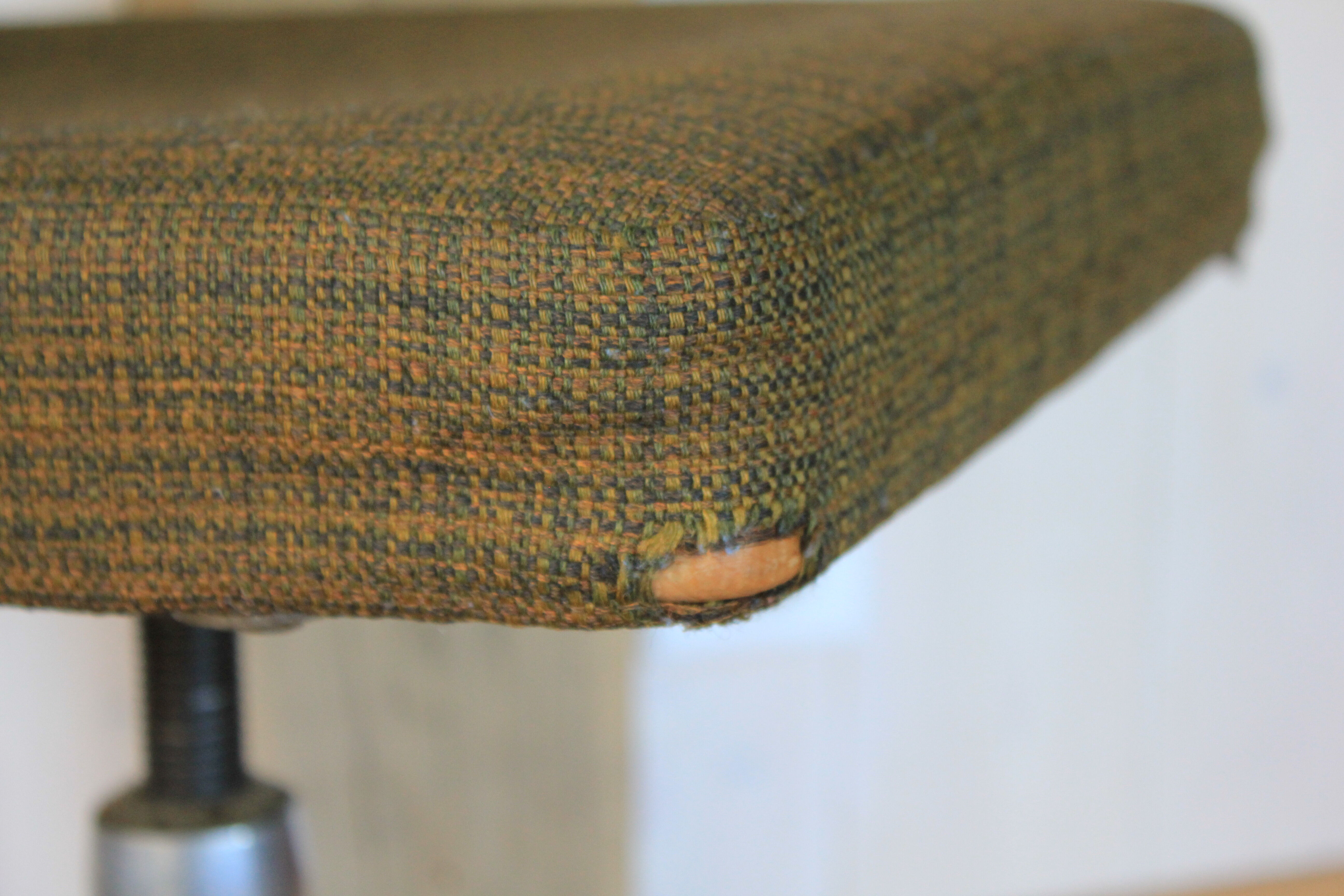 Small office chair with wheels
