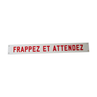 Plaque émaillée ancienne"frappez et attendez"