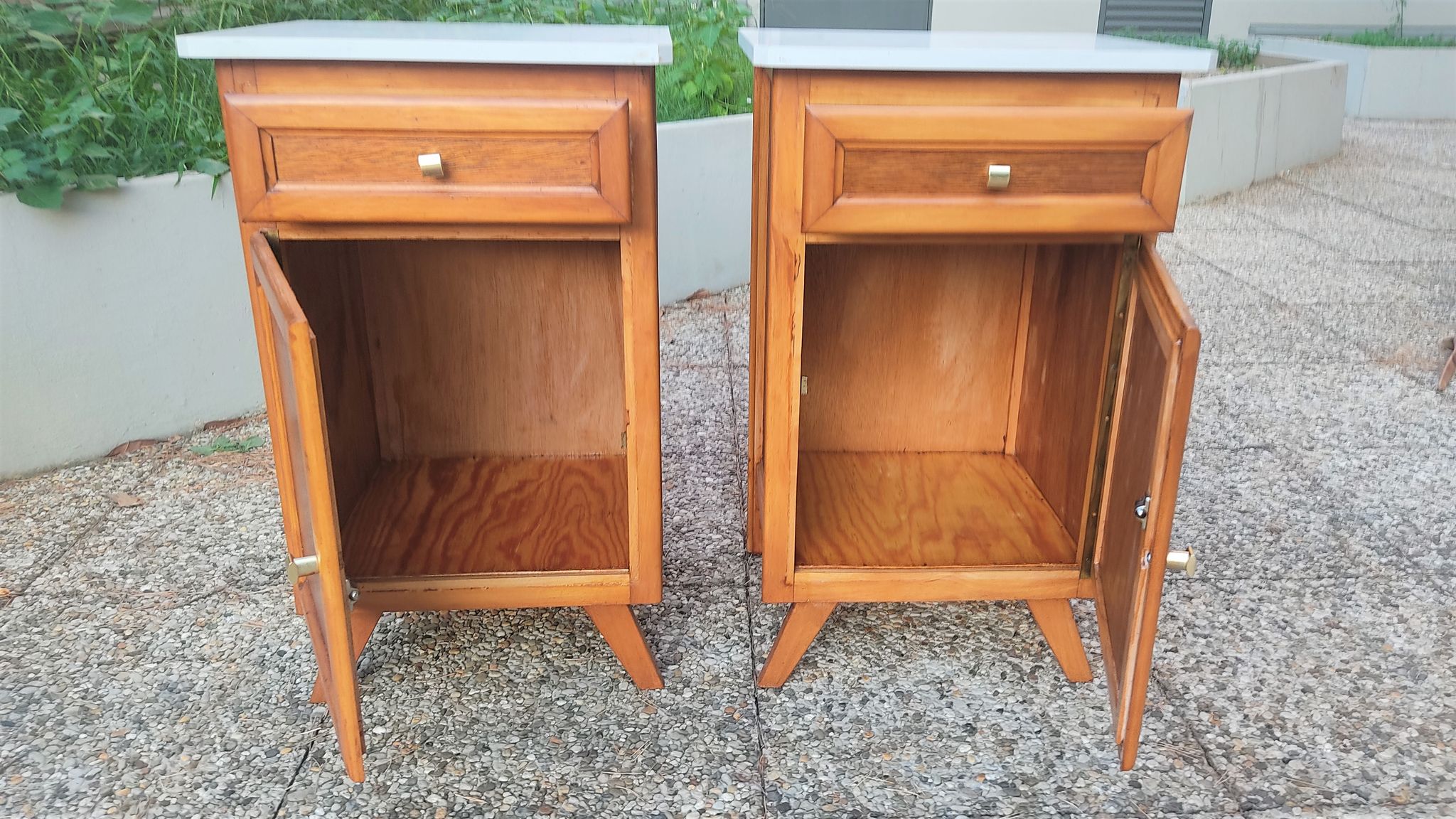 Paire de tables de chevet en chêne, a. 1950 ; piètement compas, design rétro vintage