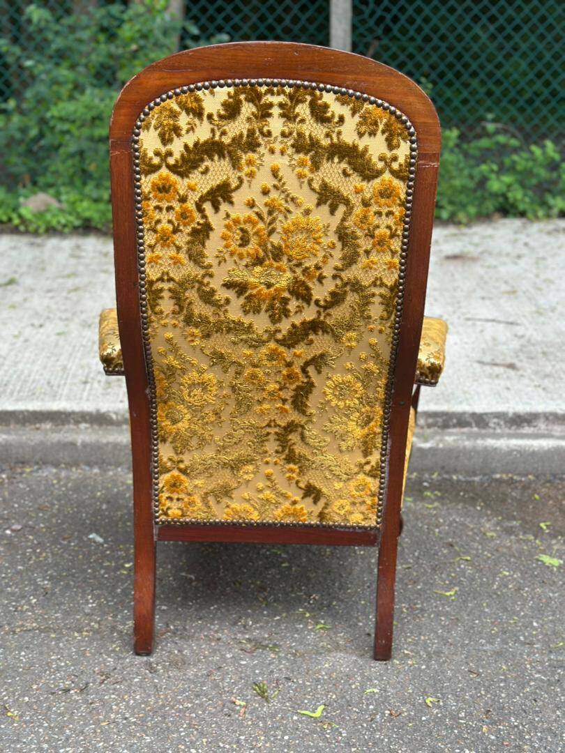 Fauteuil voltaire style Louis XV en bois massif et velours fleuri jaune