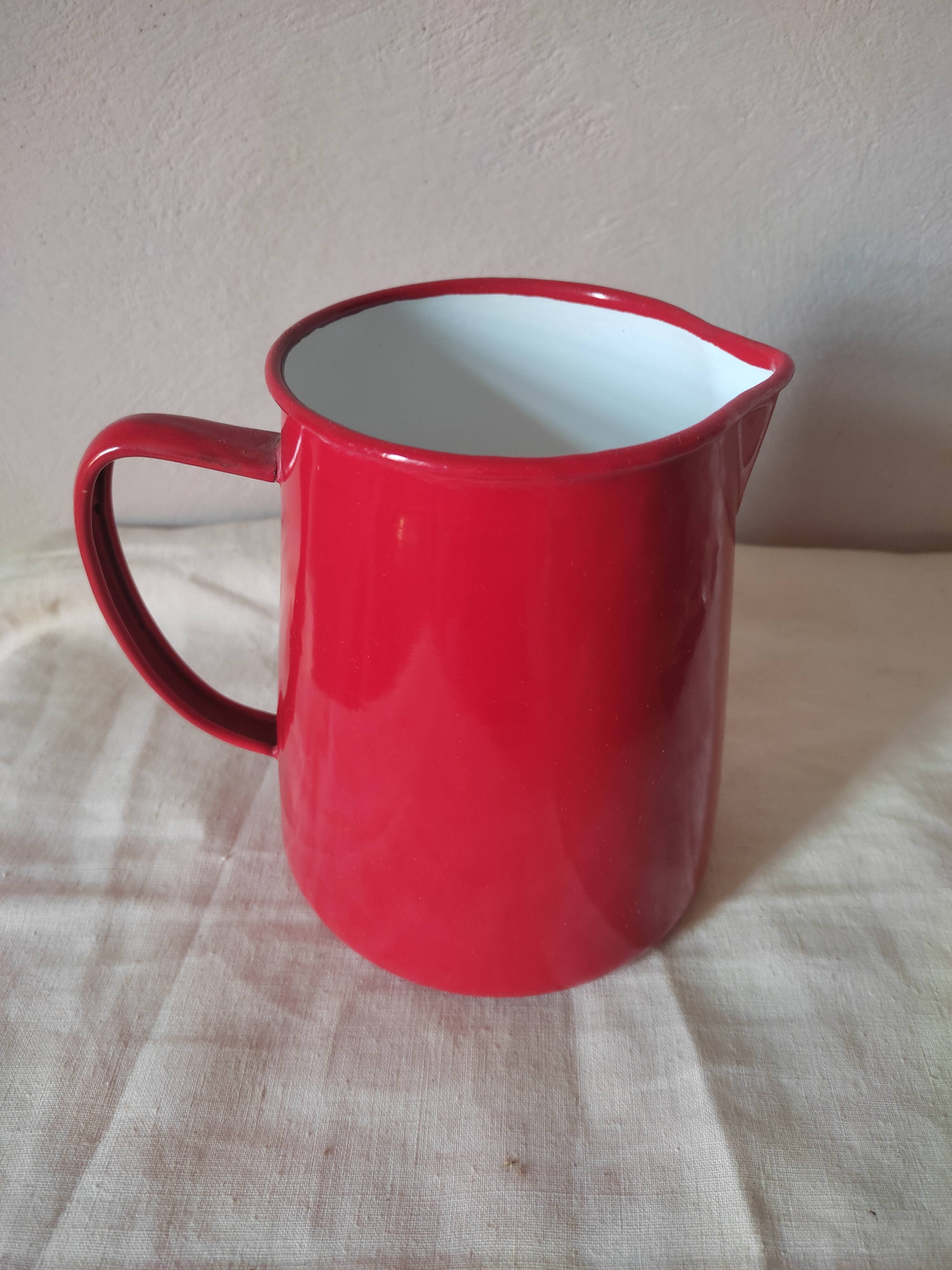 Enamelled metal pourer
