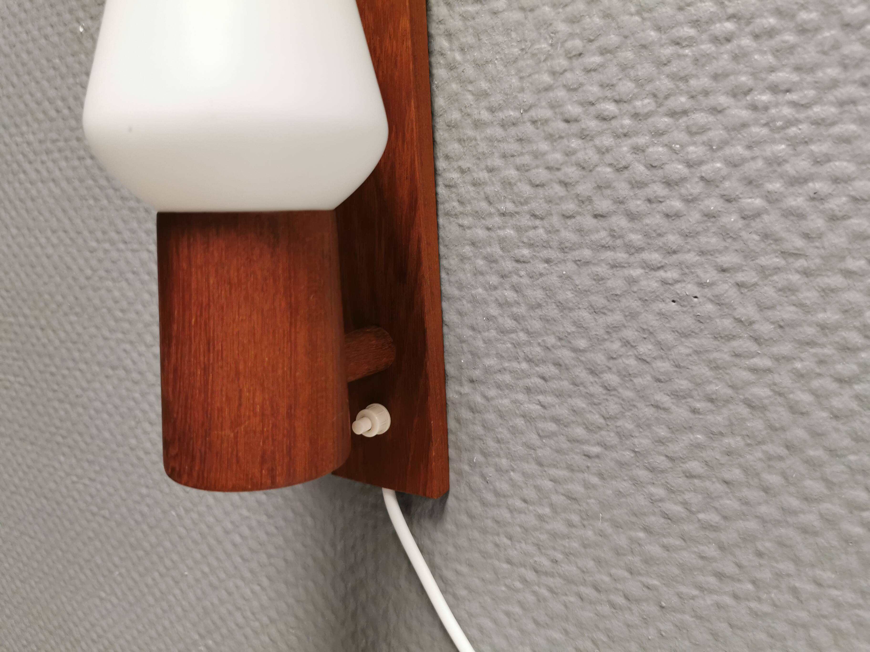Wall lamp in teak with milky white cone-shaped shade in double glass