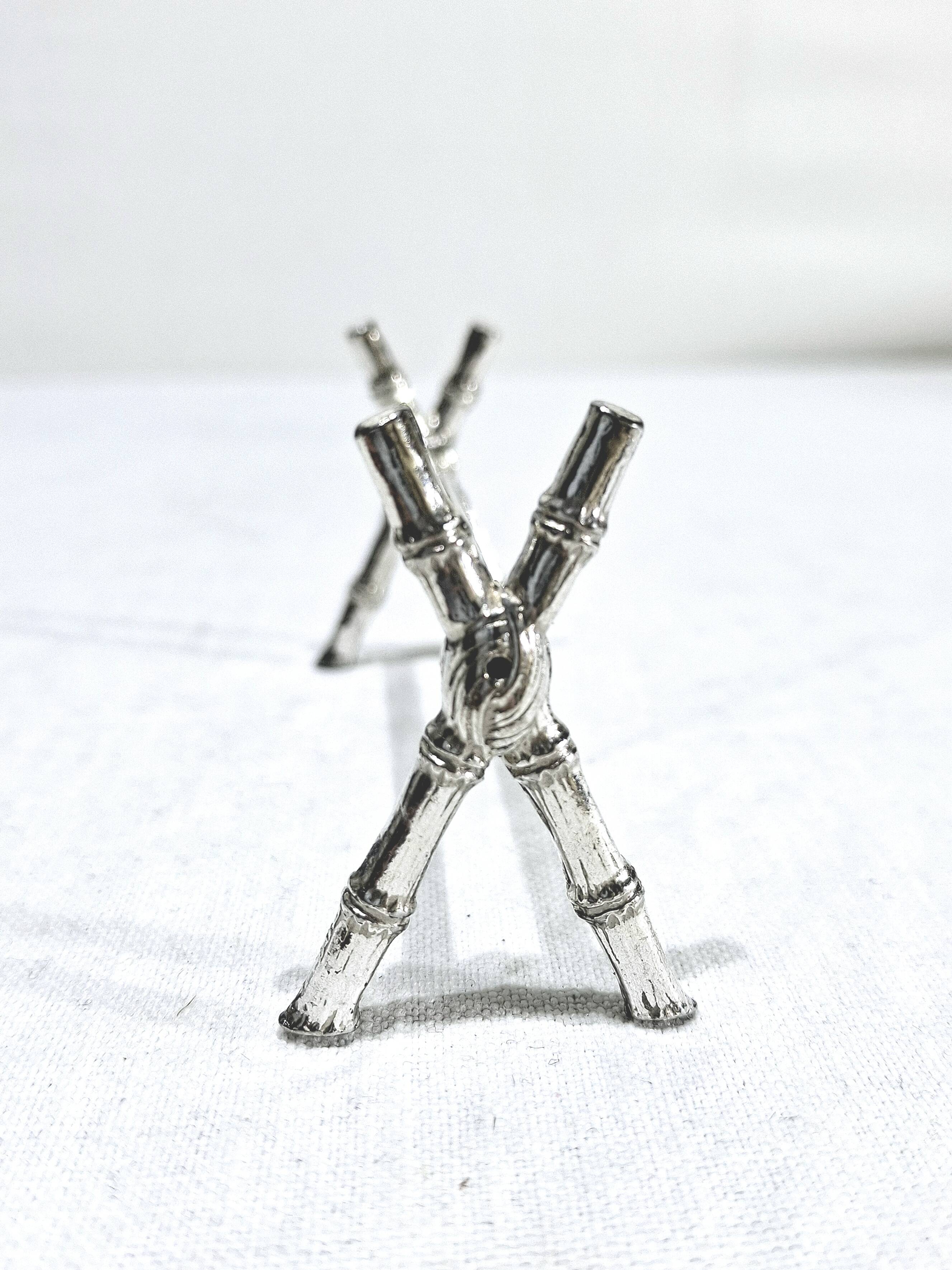 12 silver-plated metal knife handles, in a case.