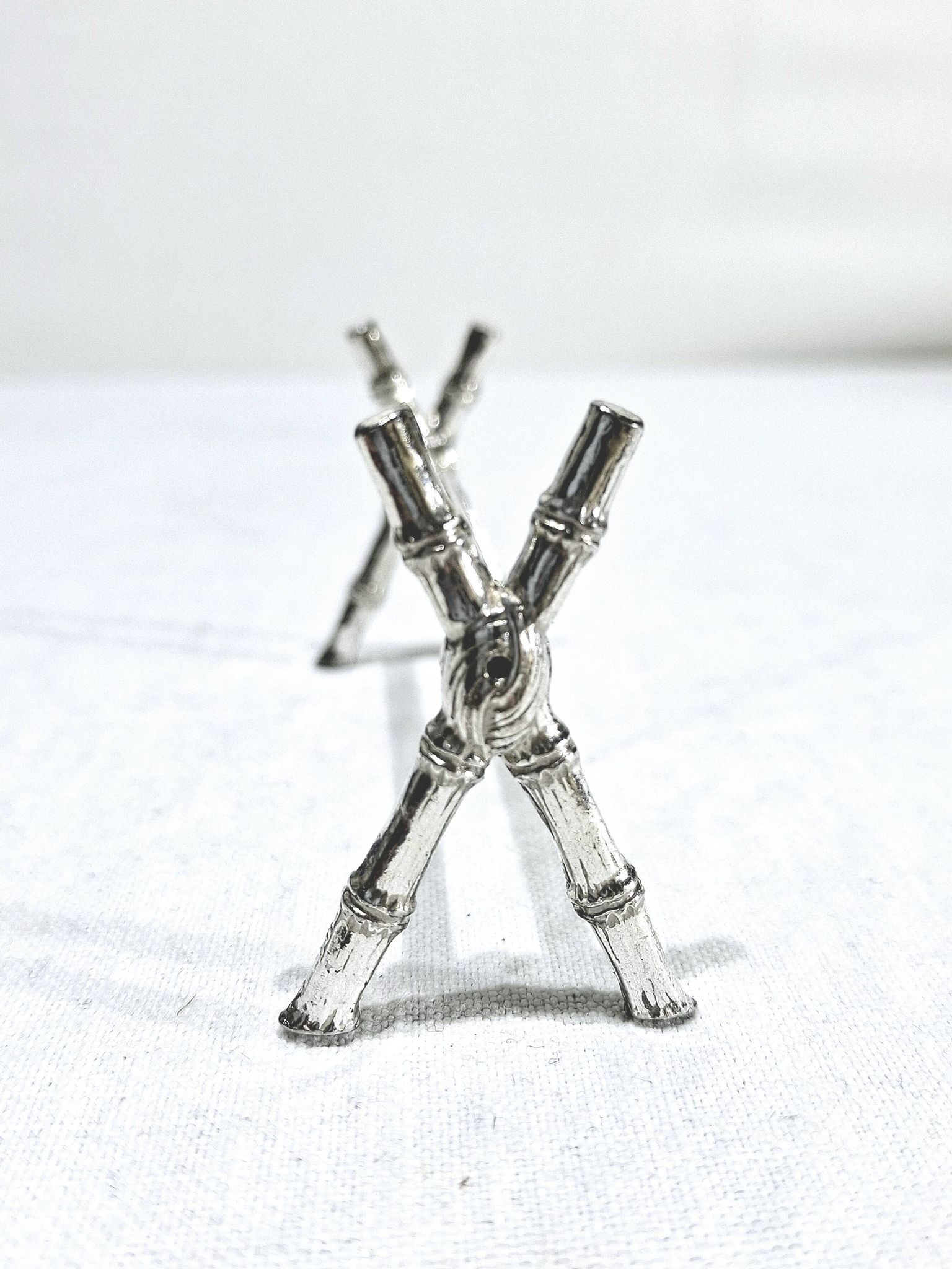 12 silver-plated metal knife handles, in a case.