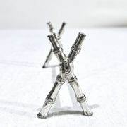 12 silver-plated metal knife handles, in a case.