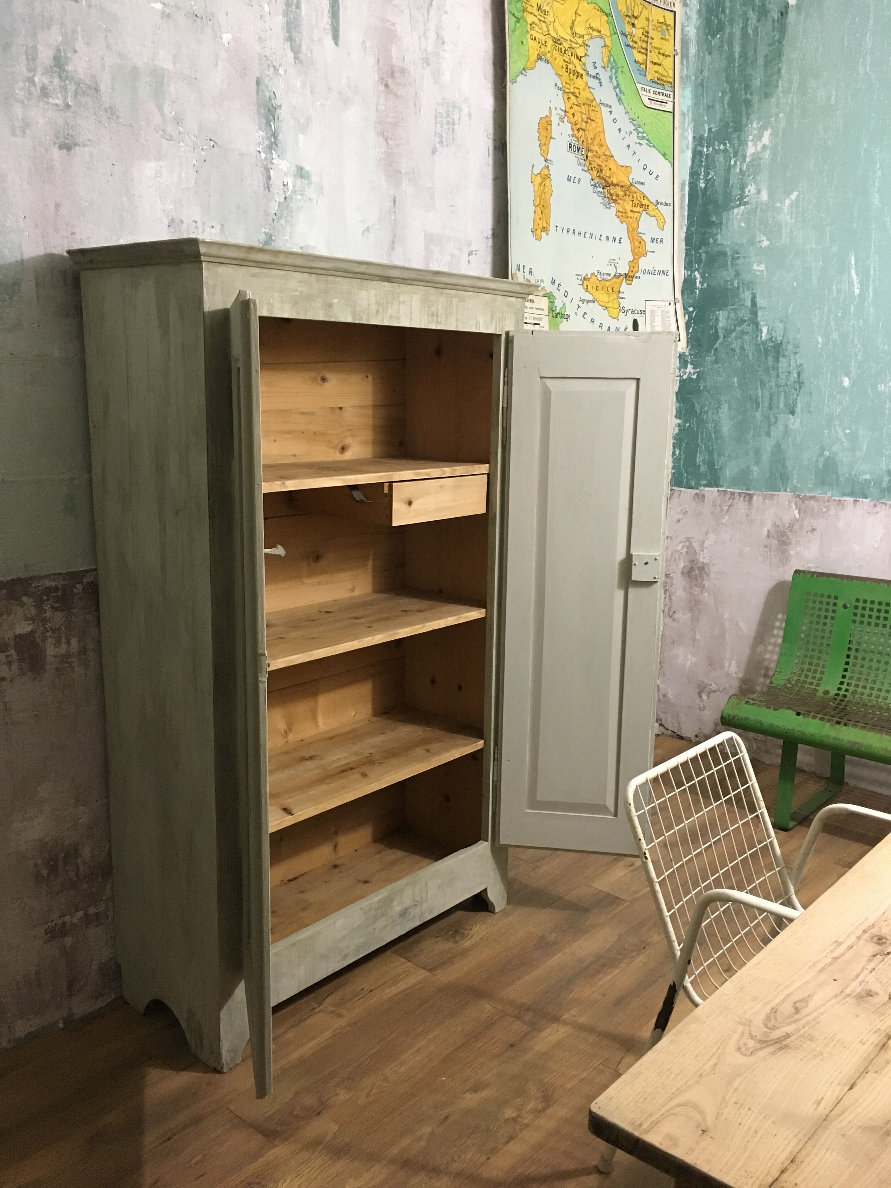 Armoire patine vieillie grège