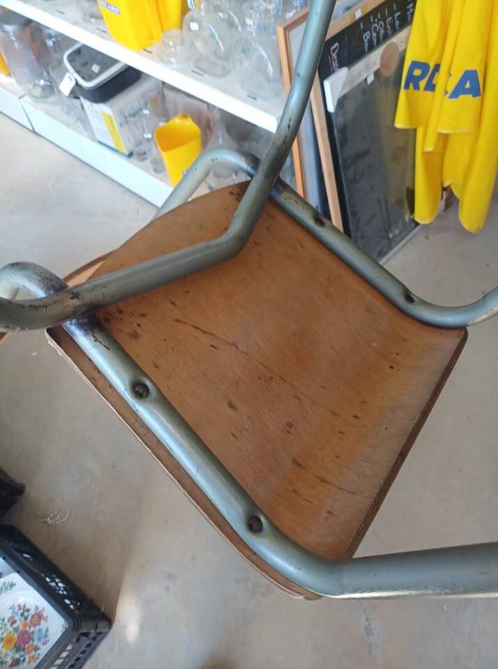 Chaise d'école vintage / industrielle