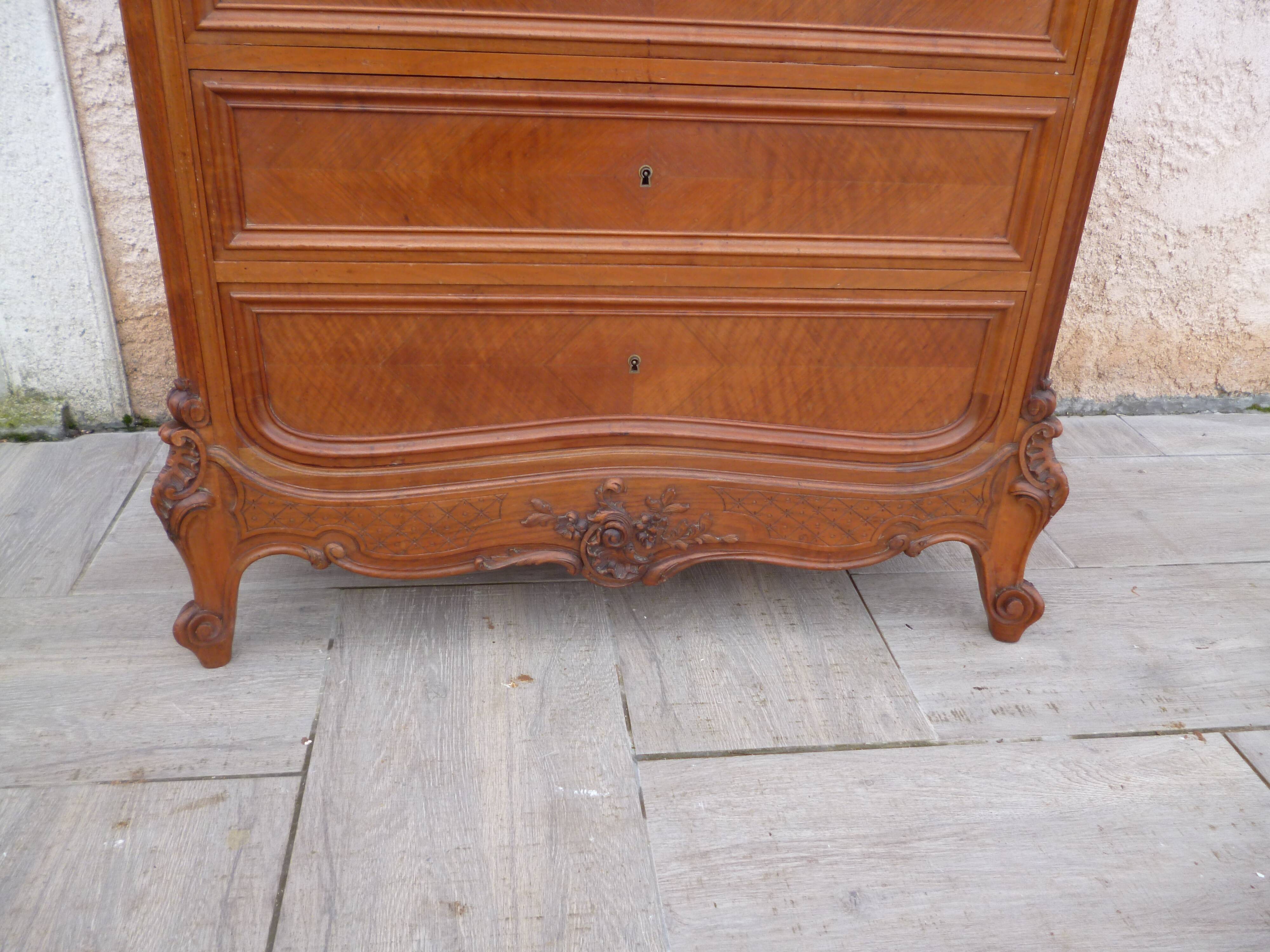 Dresser XlX, style Louis XV