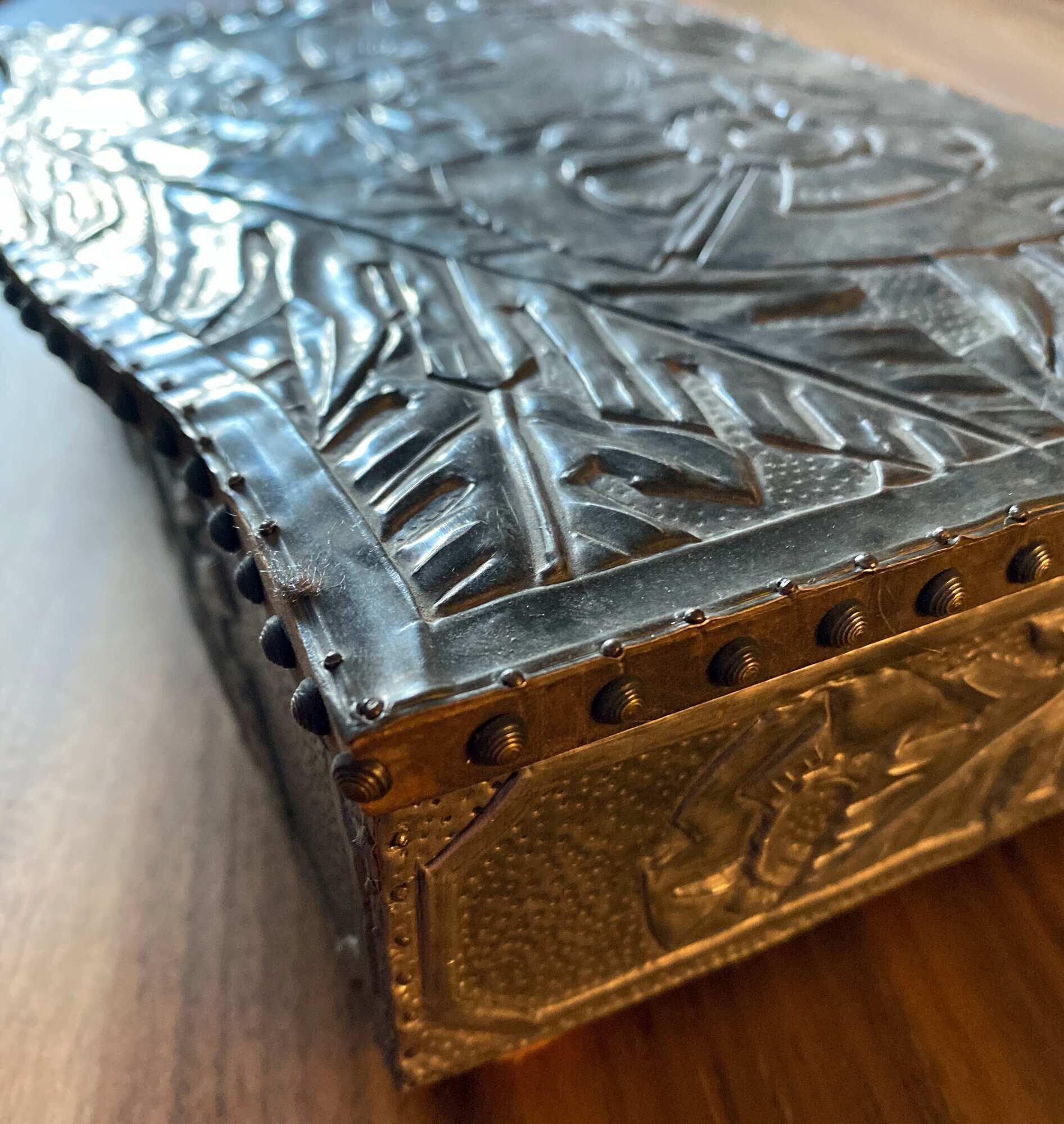 Art Deco box box (circa 1930) in zinc repoussé with Floral motifs