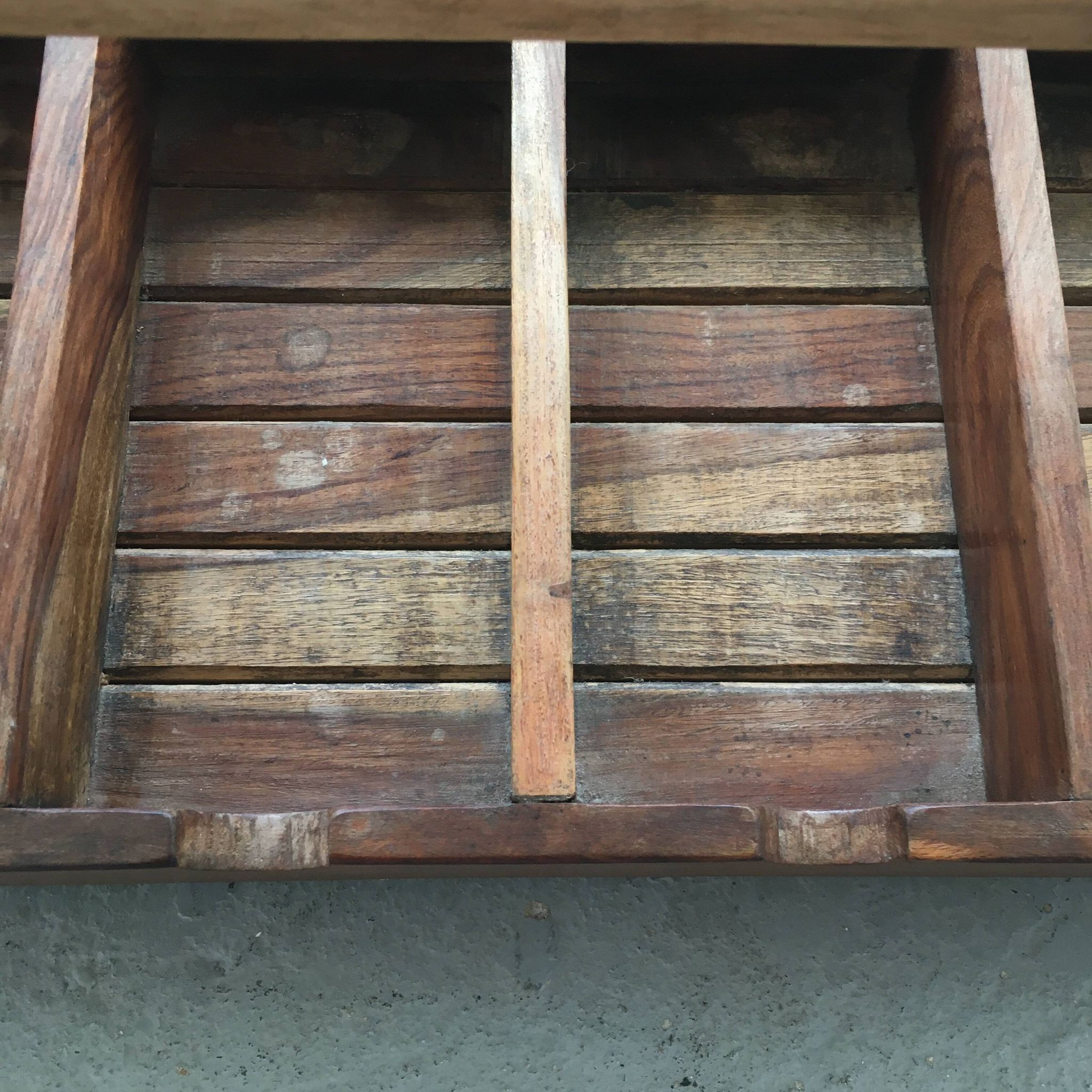 Étagère pour verres et couverts