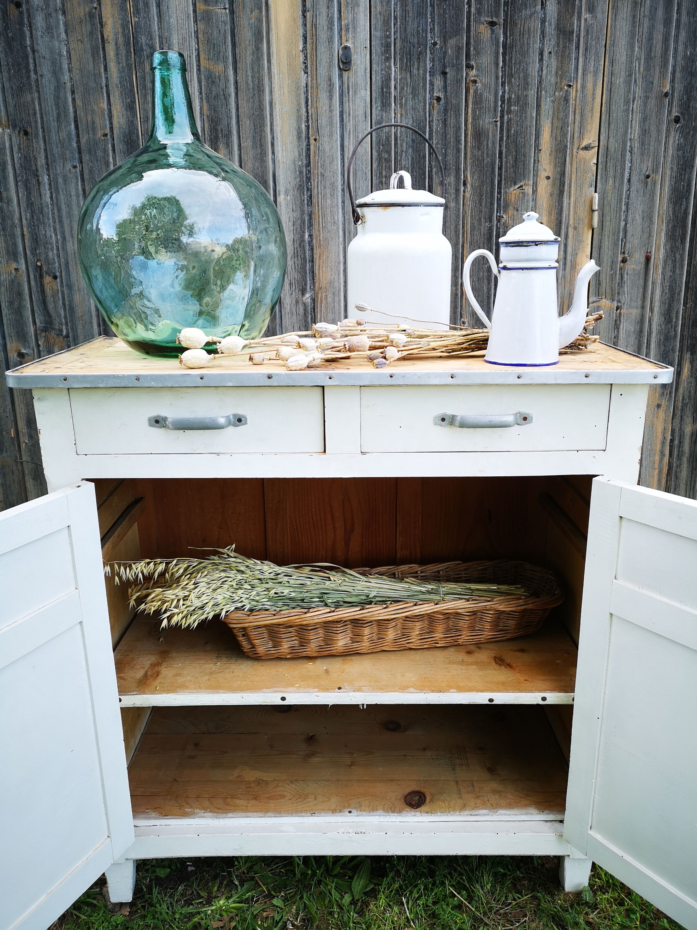 White parisian buffet