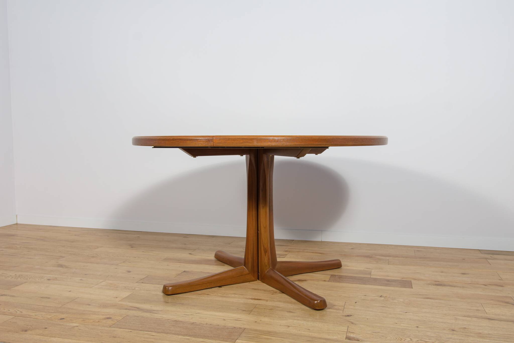Mid-century round extendable teak dining table from McIntosh, United Kingdom, 1960s
