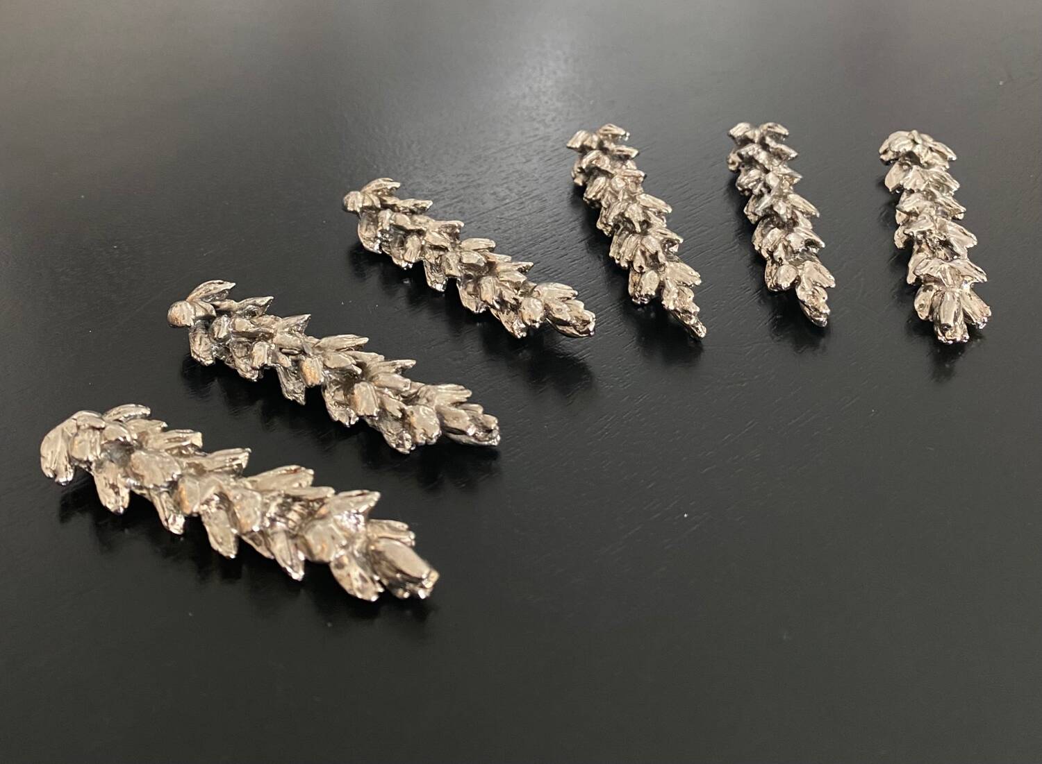 6 wheat-shaped knife holders in silver-colored metal