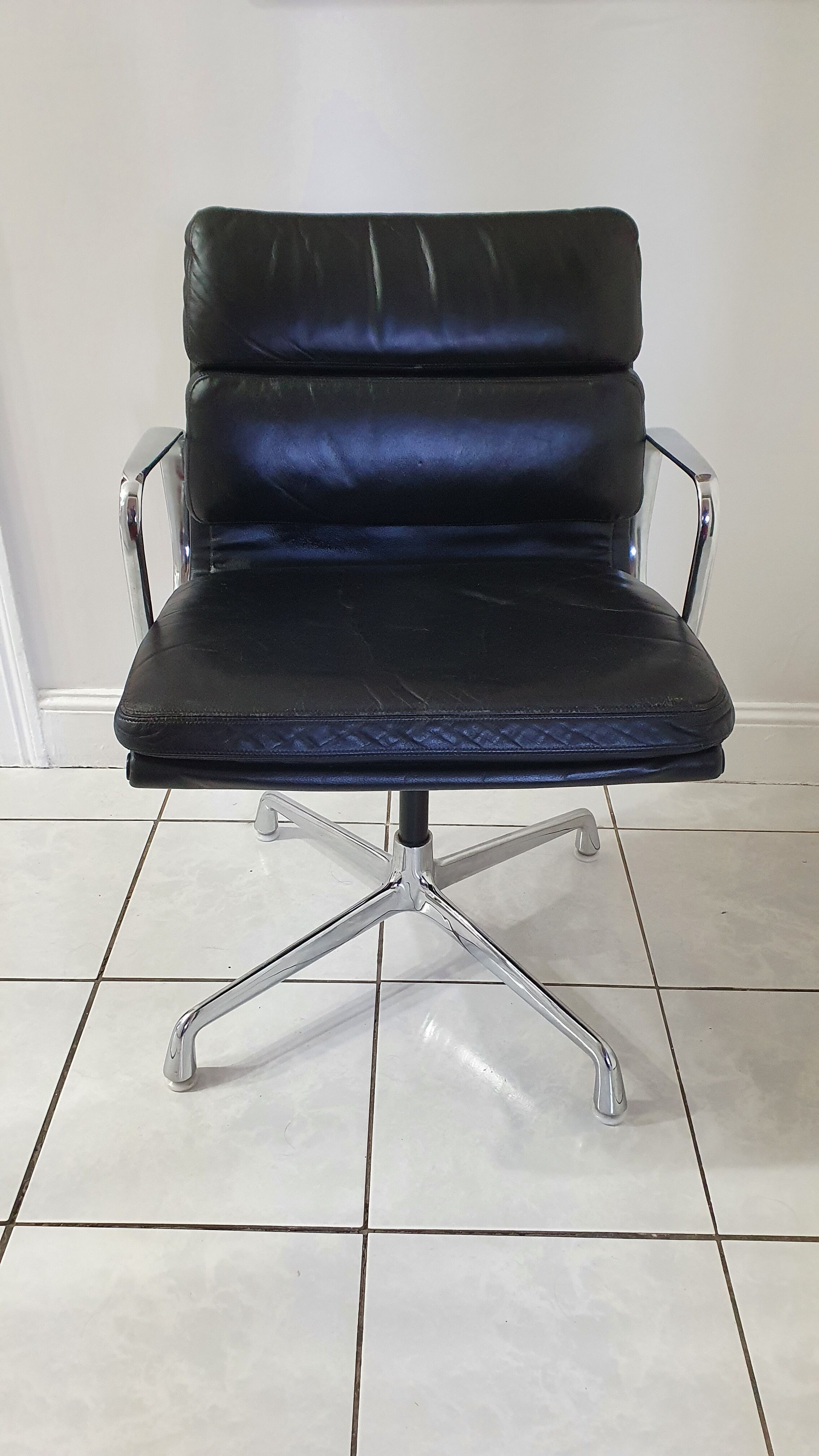 Fauteuil en cuir Softpad design Eames pour Herman Miller, années 70