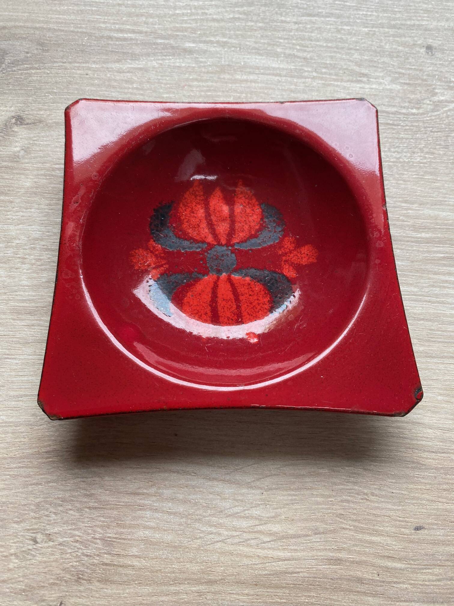 Vintage ashtray in enamelled sheet metal in red tones with floral decor from the 60s
