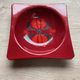 Cendrier vintage en tole emaillee tons rouge decor floral annees 60