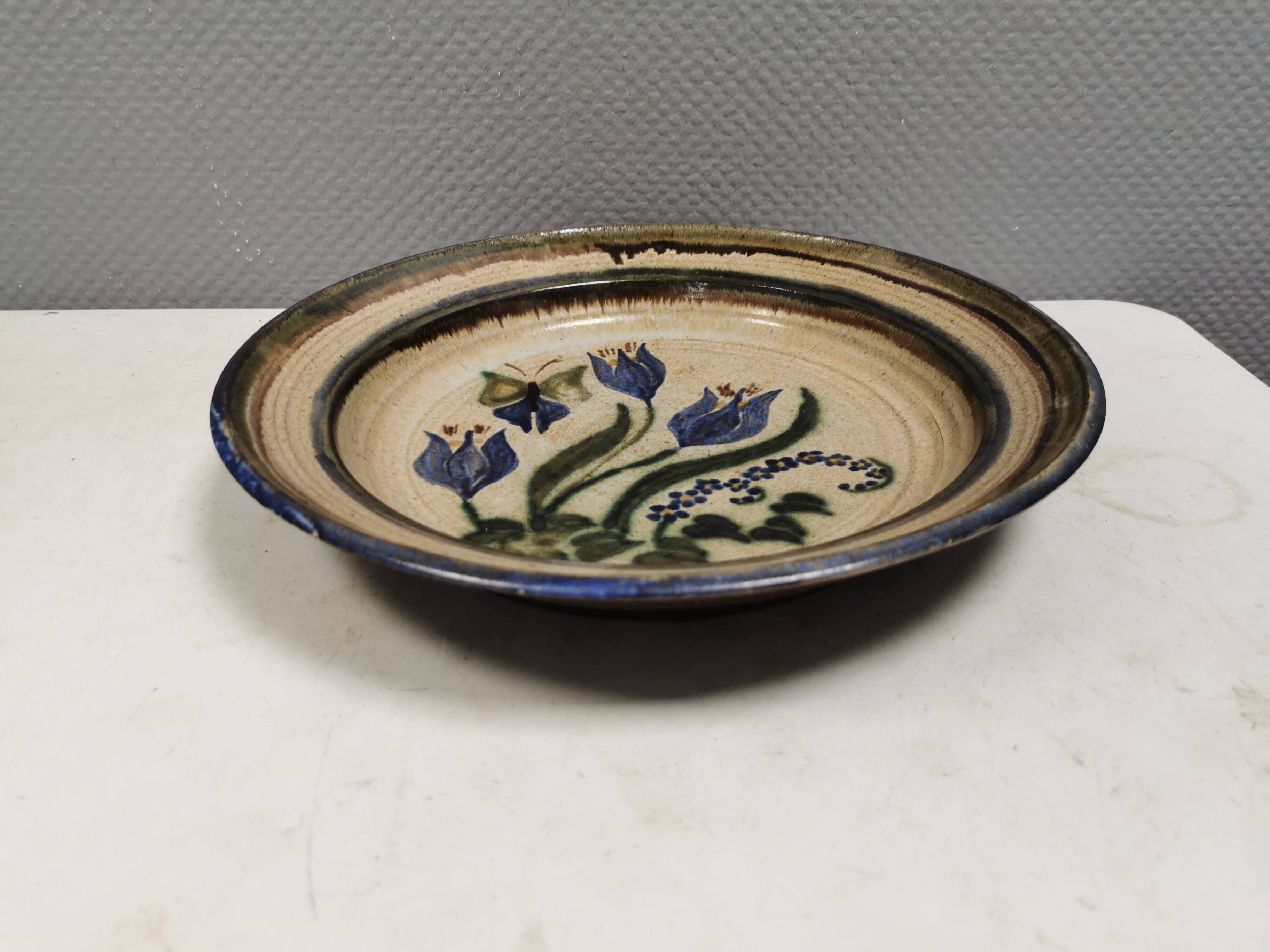 Large ceramic dish by Helge Jacobsen (HJ), Denmark, 1970s.