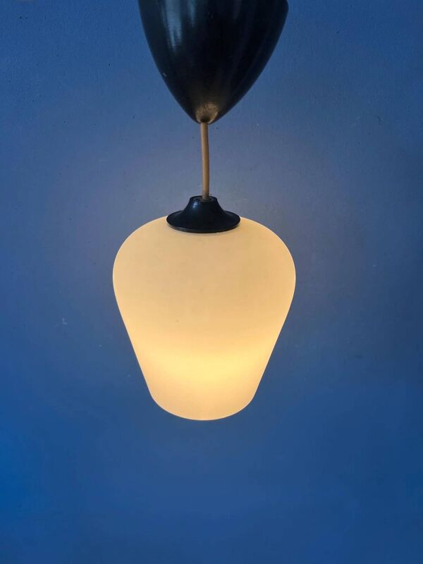 Petite lampe suspendue en verre opalin de style milieu du siècle, en forme de tulipe inversée