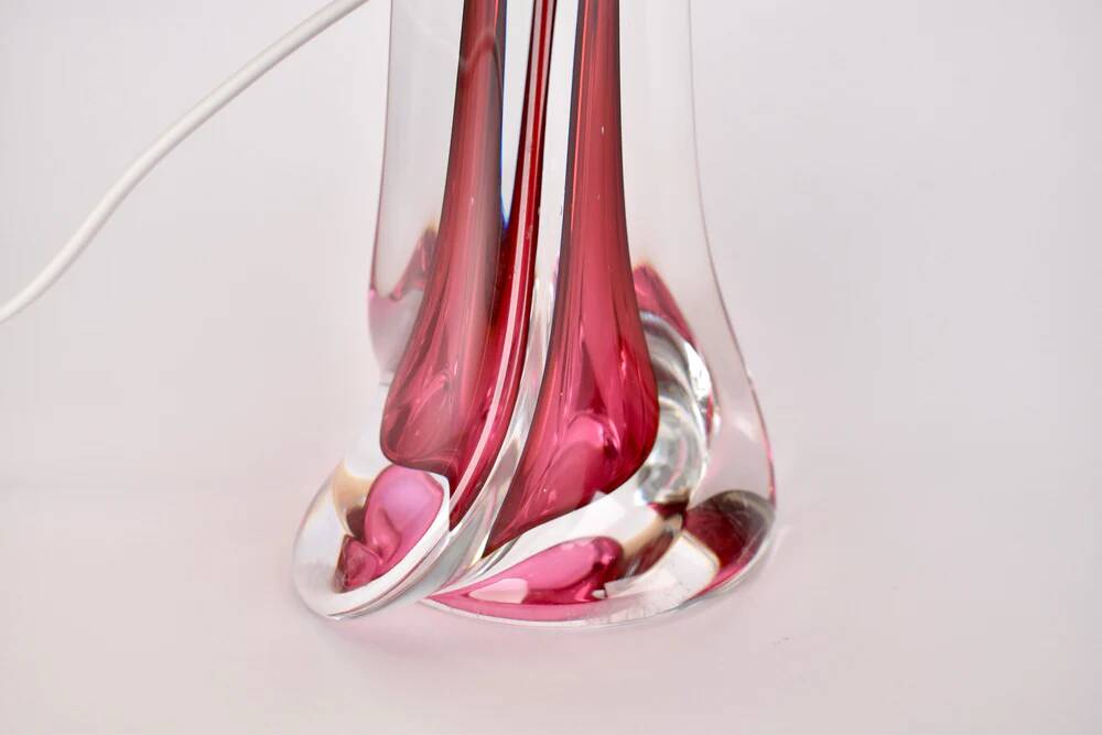 Lampe de table en verre rose Val St Lambert du milieu du siècle