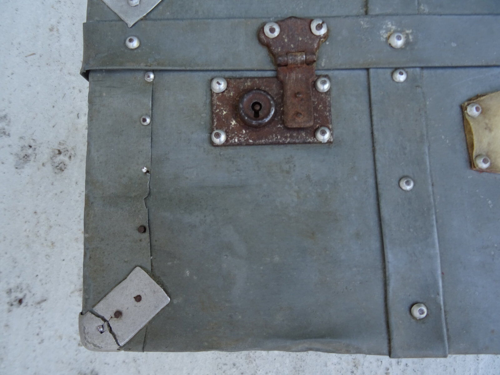 Zinc-covered trunk