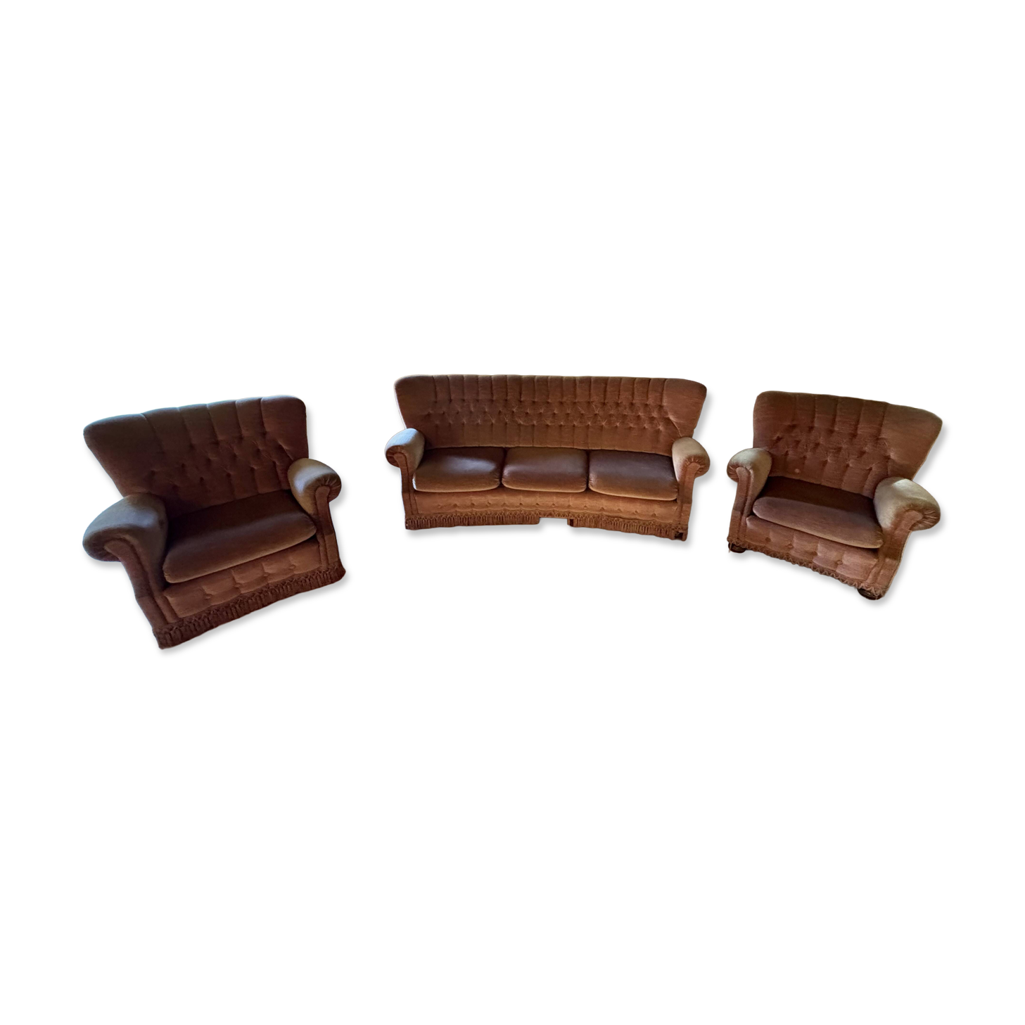 Living room with a three-seater sofa and two armchairs.
