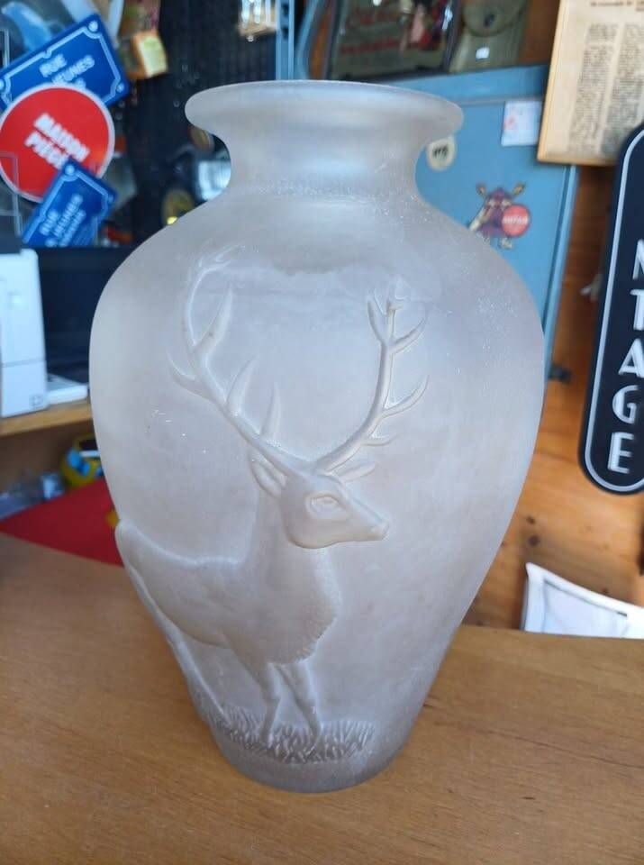 Frosted glass Art Deco vase – Raised relief deer decoration