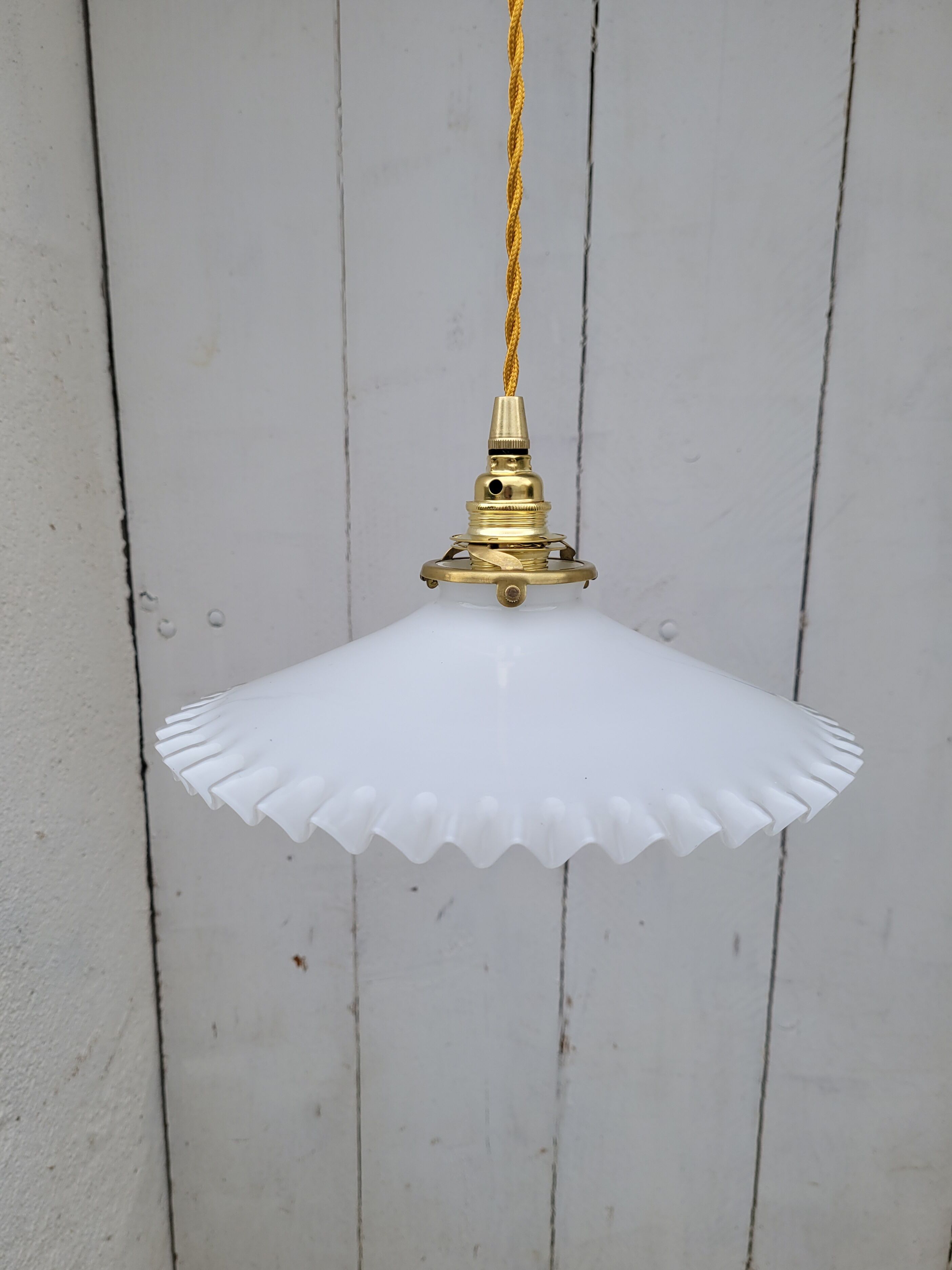 Toothed opaline suspension