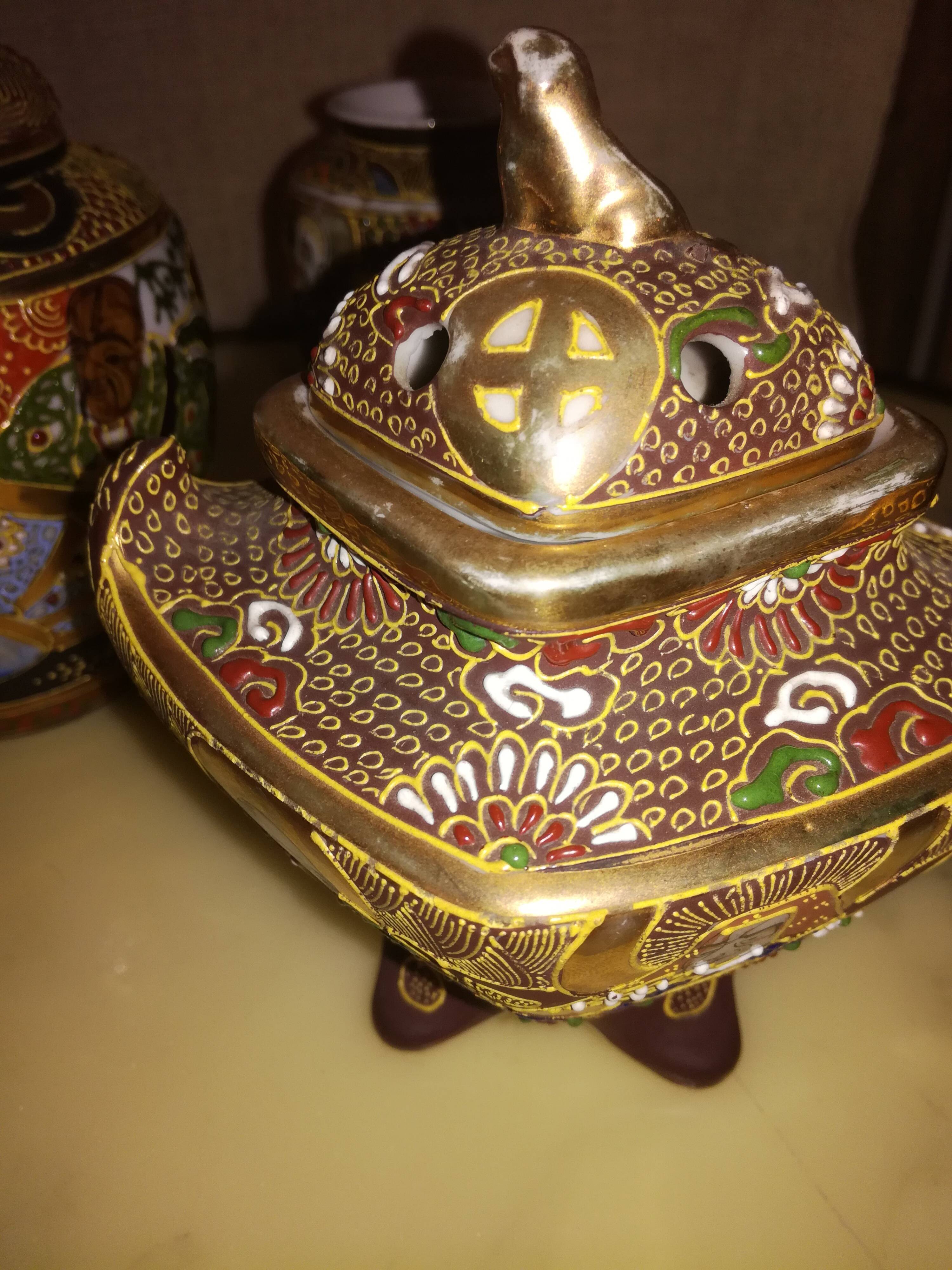 Lot de cinq miniatures en céramique japonaise