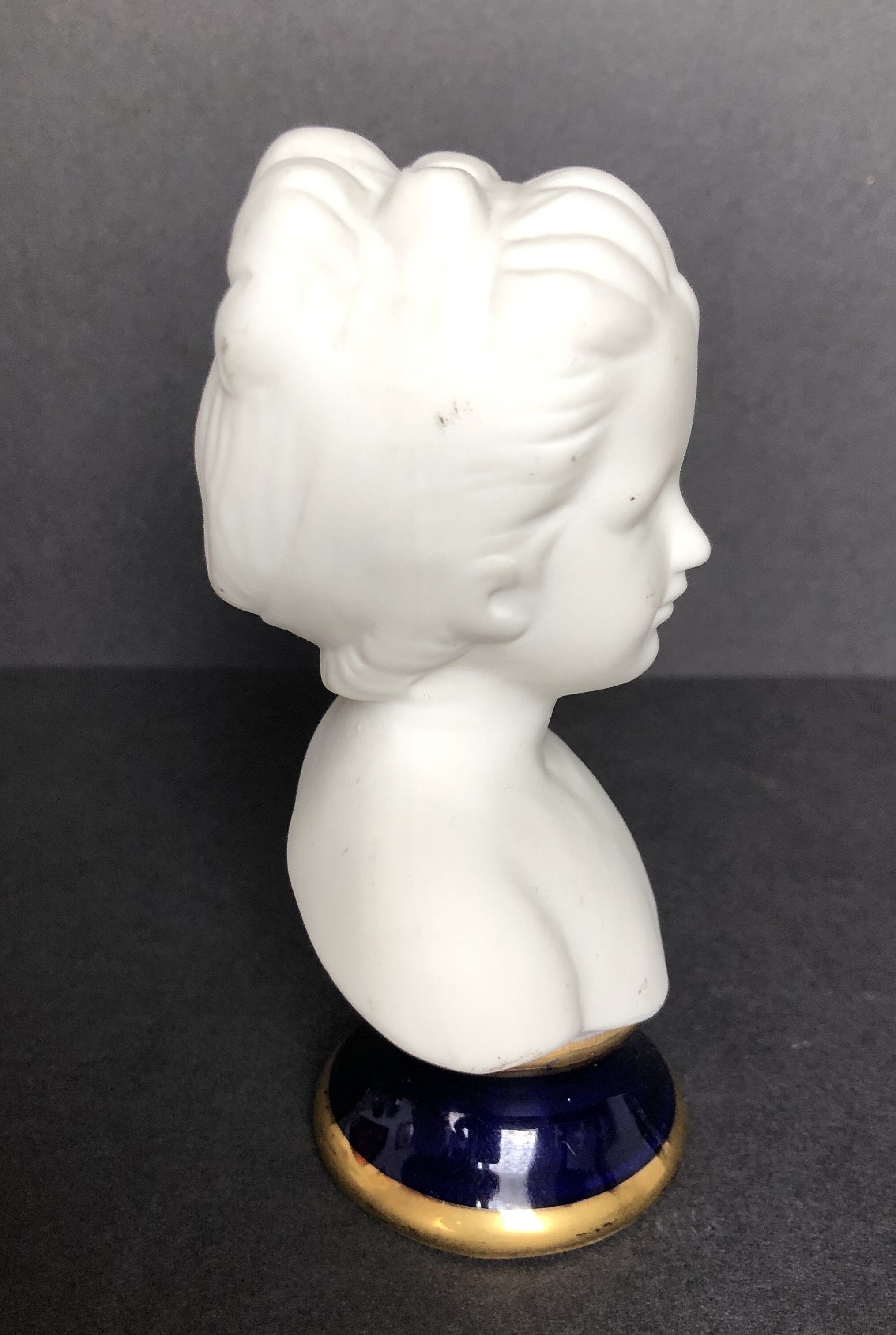 Buste de jeune femme en biscuit