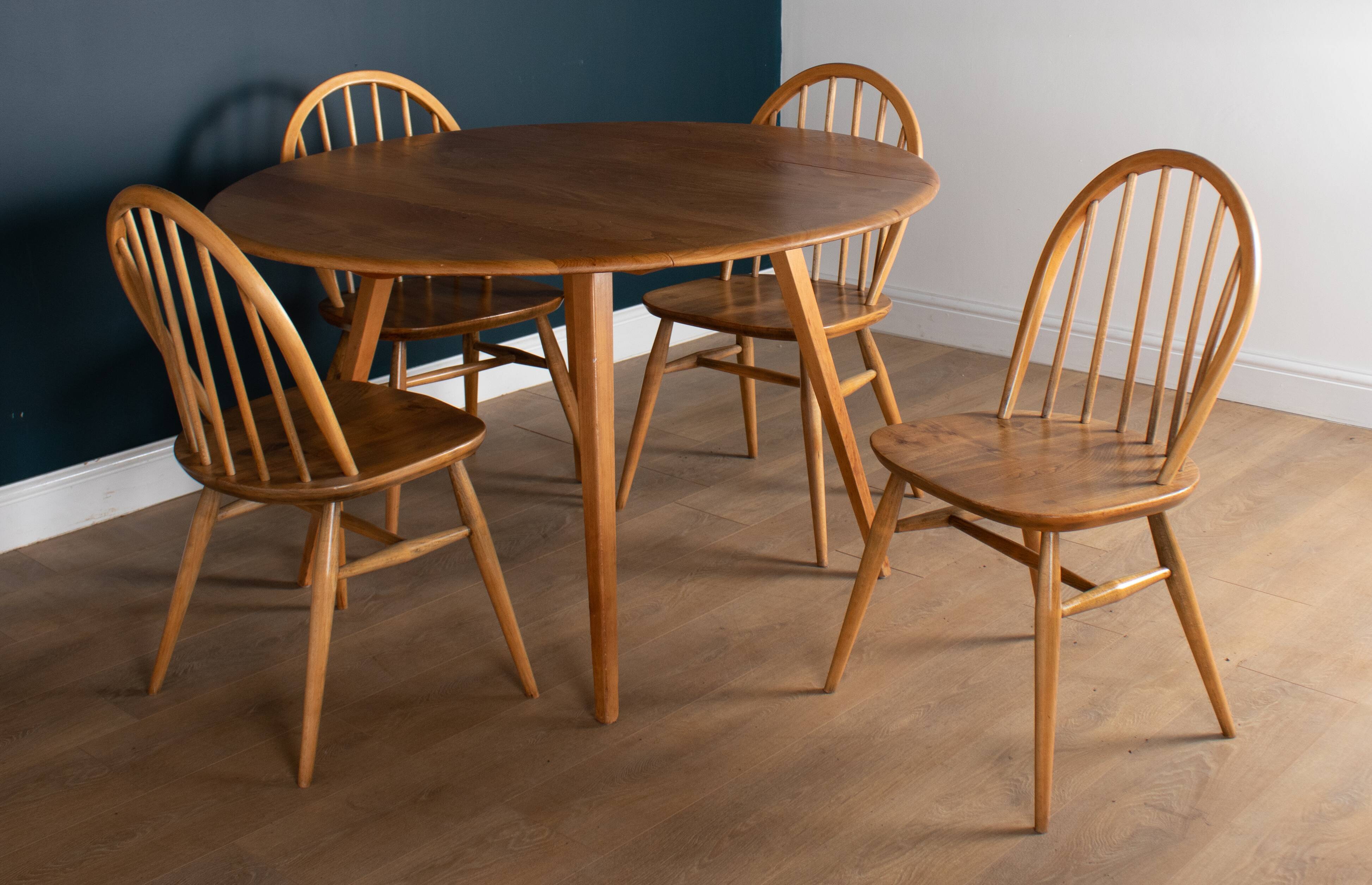 Table à manger ronde 384  et quatre fauteuils 370 Windsor