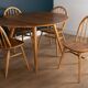 Table à manger ronde 384  et quatre fauteuils 370 Windsor
