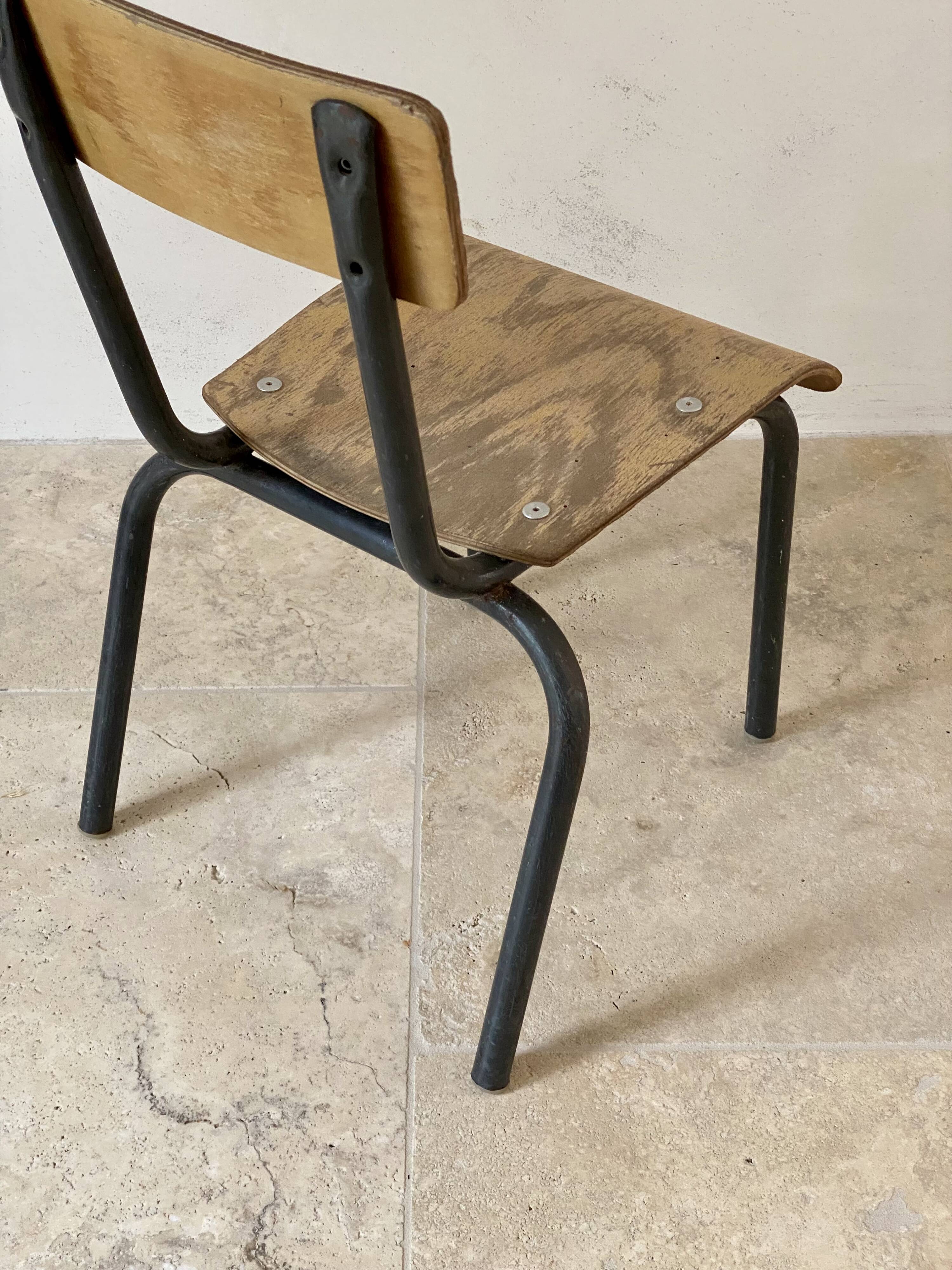Chaise d’école vintage enfant bois et métal noir style industriel