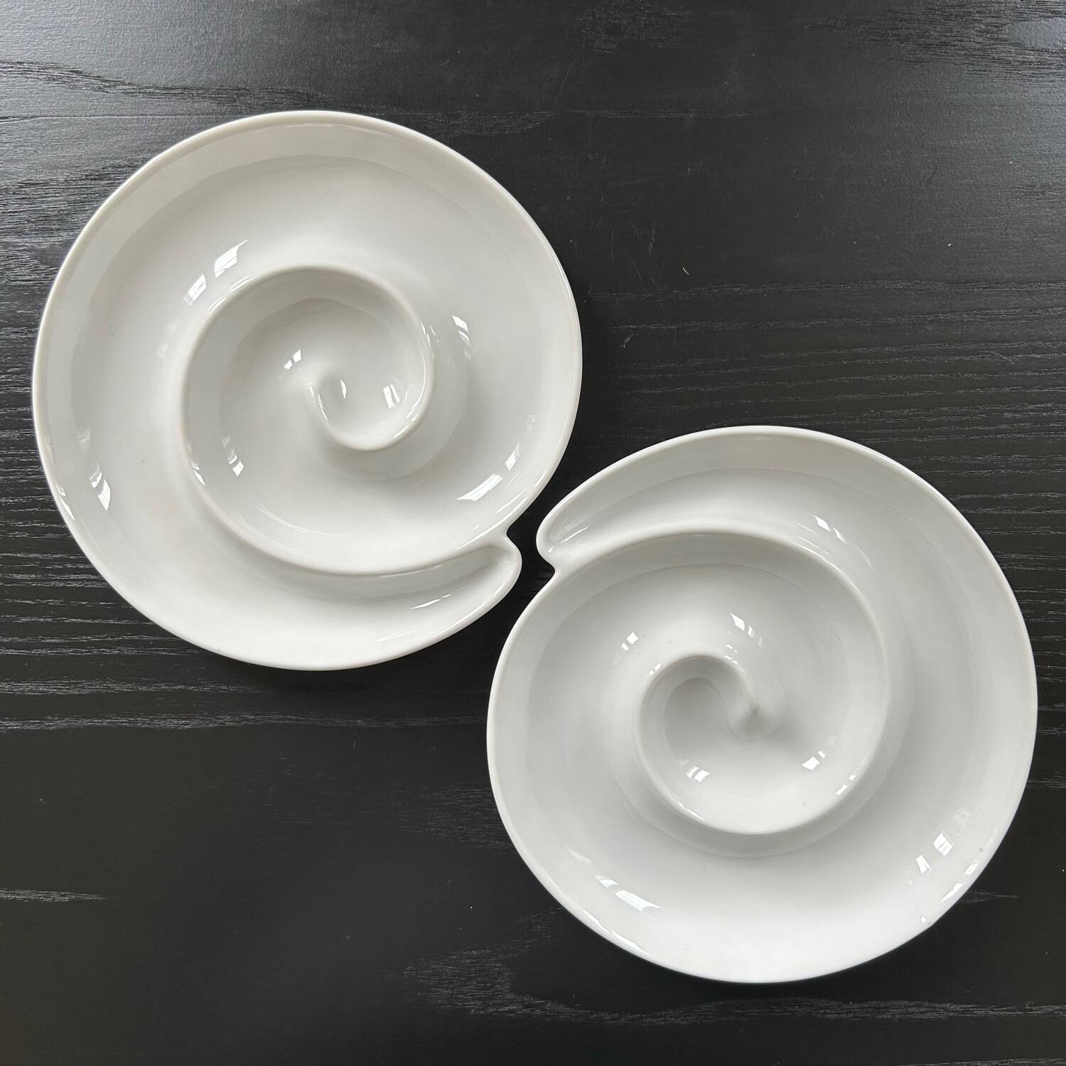 Duo of spiral dishes