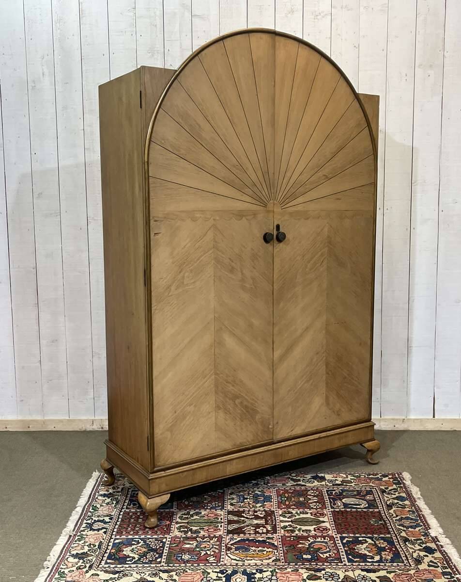 Penderie anglaise art déco en noyer des années 1930