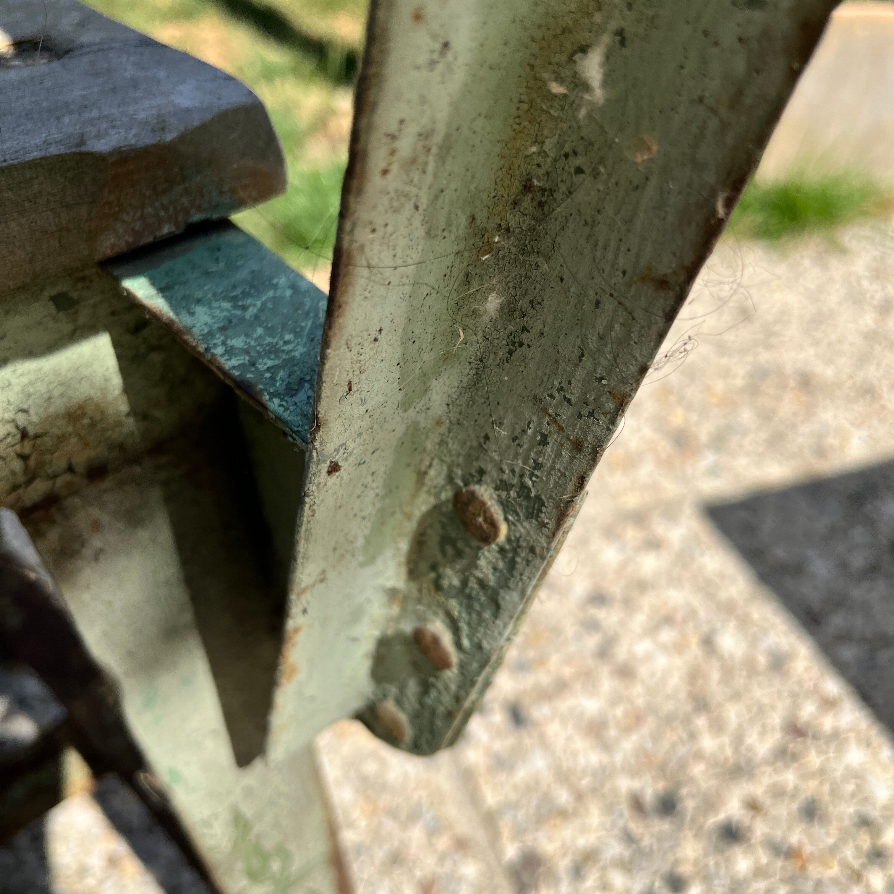 Garden bench in iron and wood and these 2 wooden stools