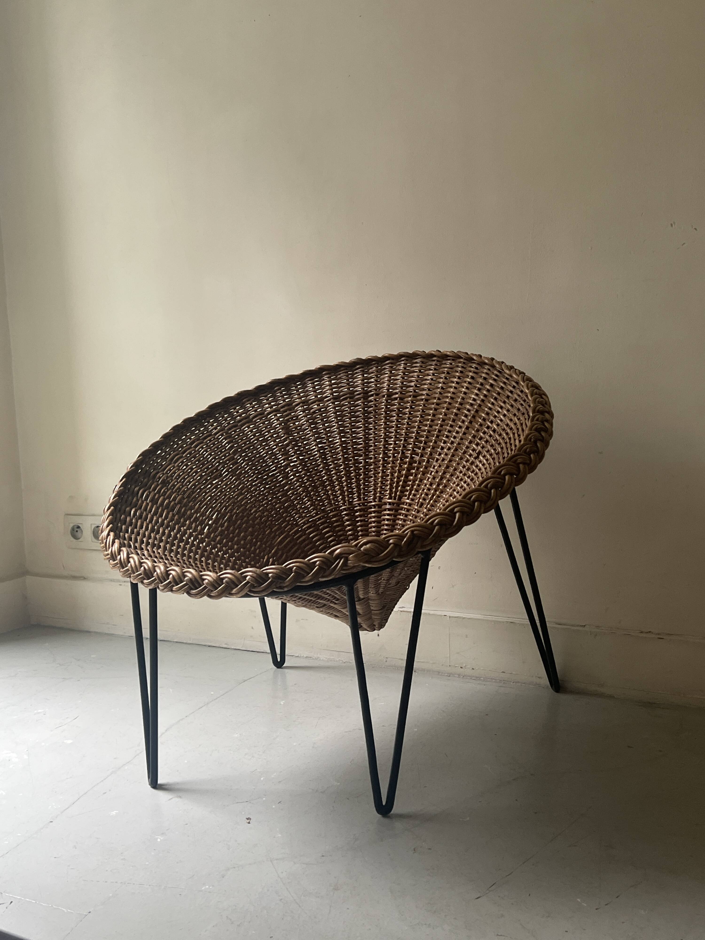 Italian sunflowers armchair in rattan and black metal, 1950s design.