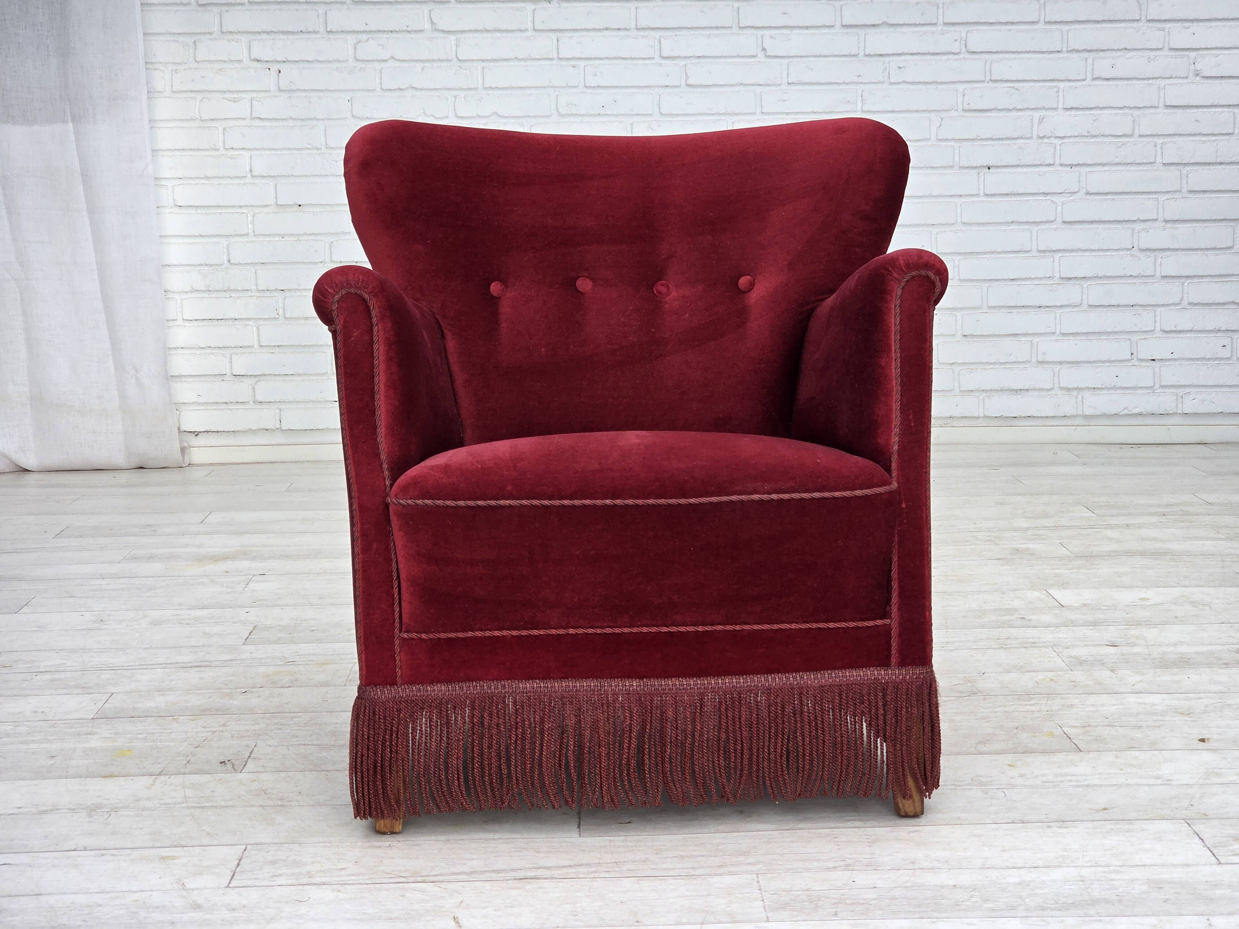 Fauteuil danois des années 1970, velours de mobilier rouge cerise, pieds en bois de chêne.