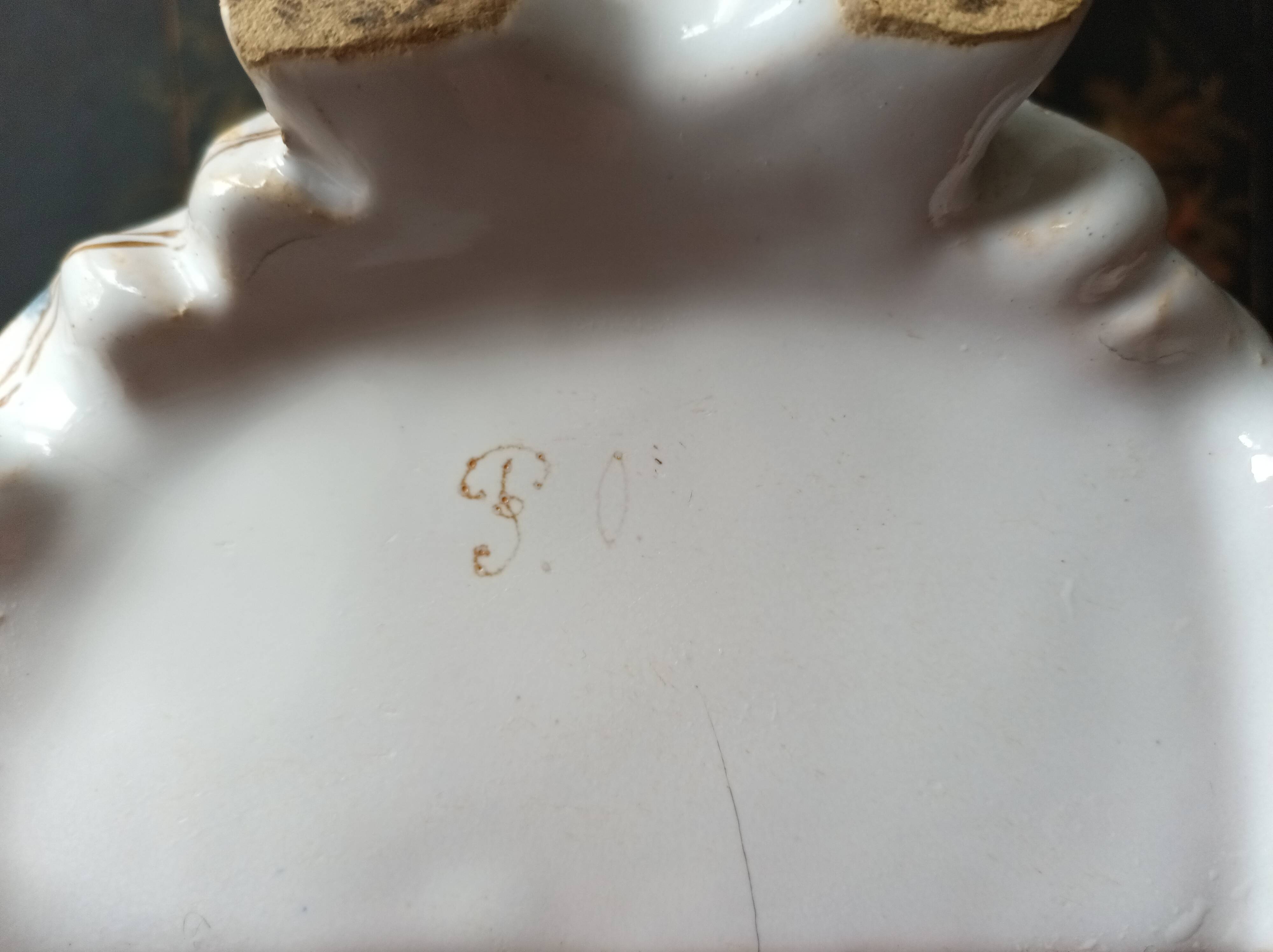 Small planter in Moustier/Rouen style from the 18th century.