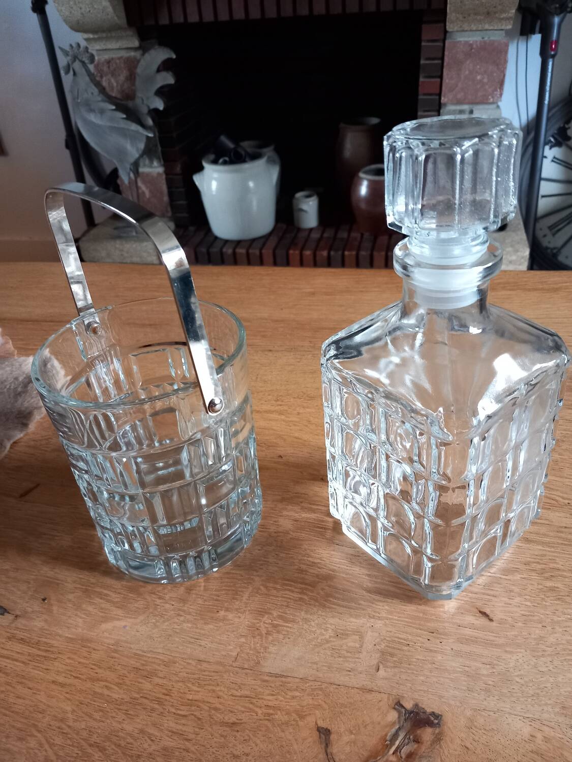 1 whiskey decanter + 1 vintage ice bucket