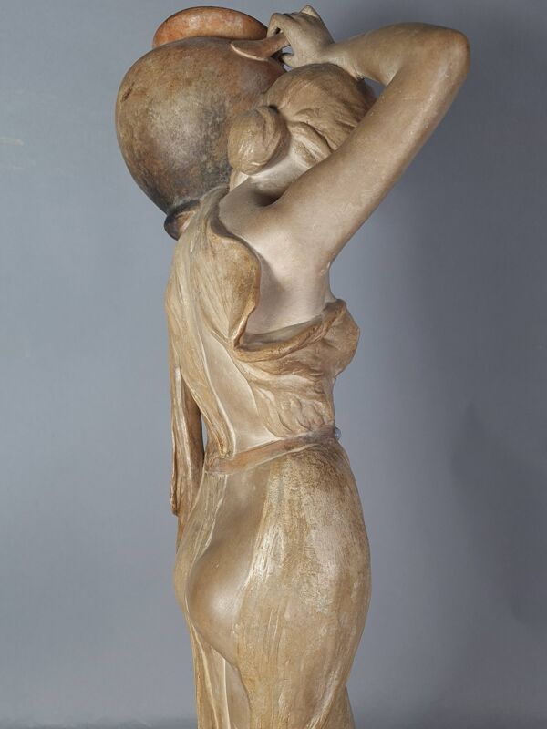 Sculpture céramique Femme et cruche ceinture opale Goldscheider vers 1900, 60 cm C155