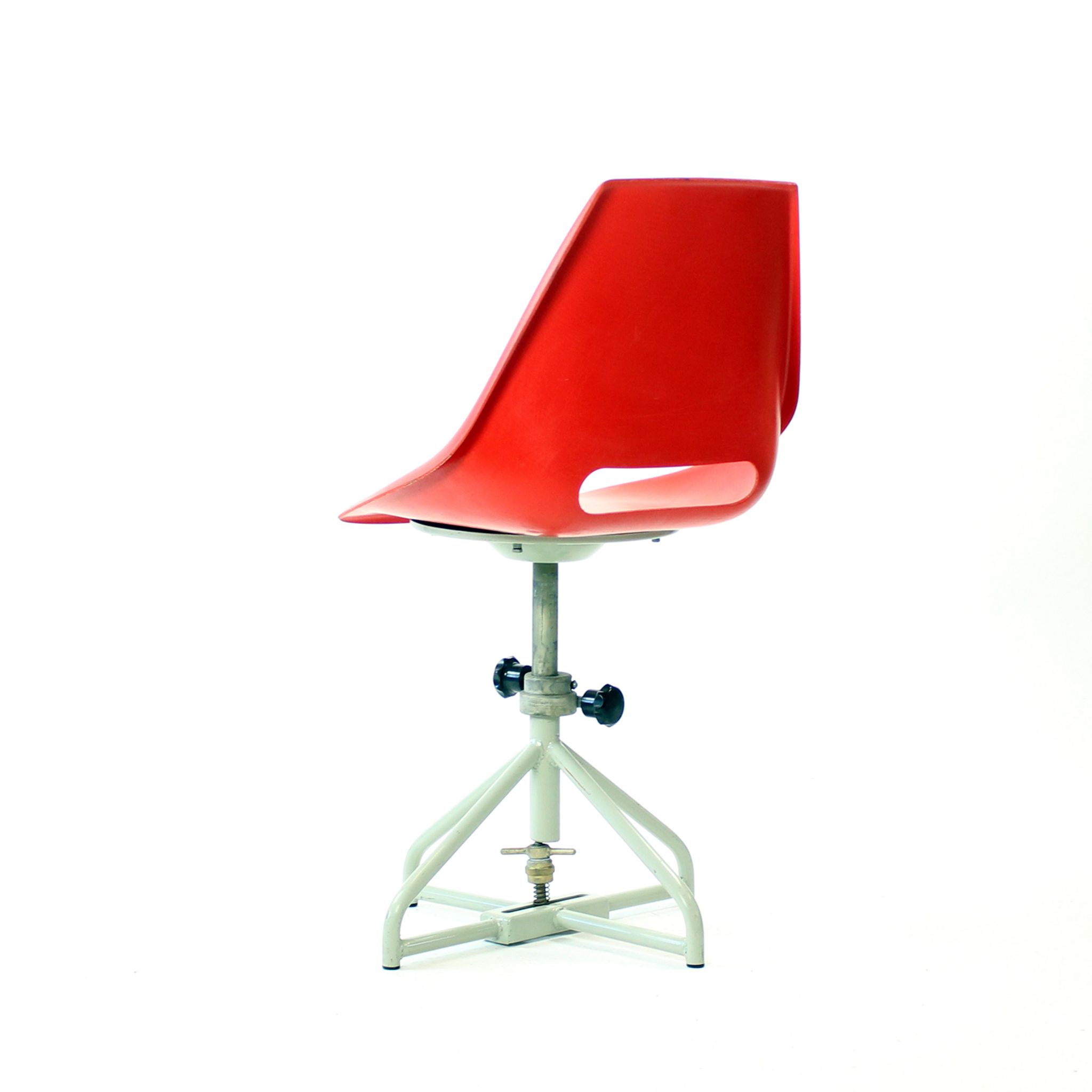 Chaise rouge Vertex, Miroslav Navratil des années 1960
