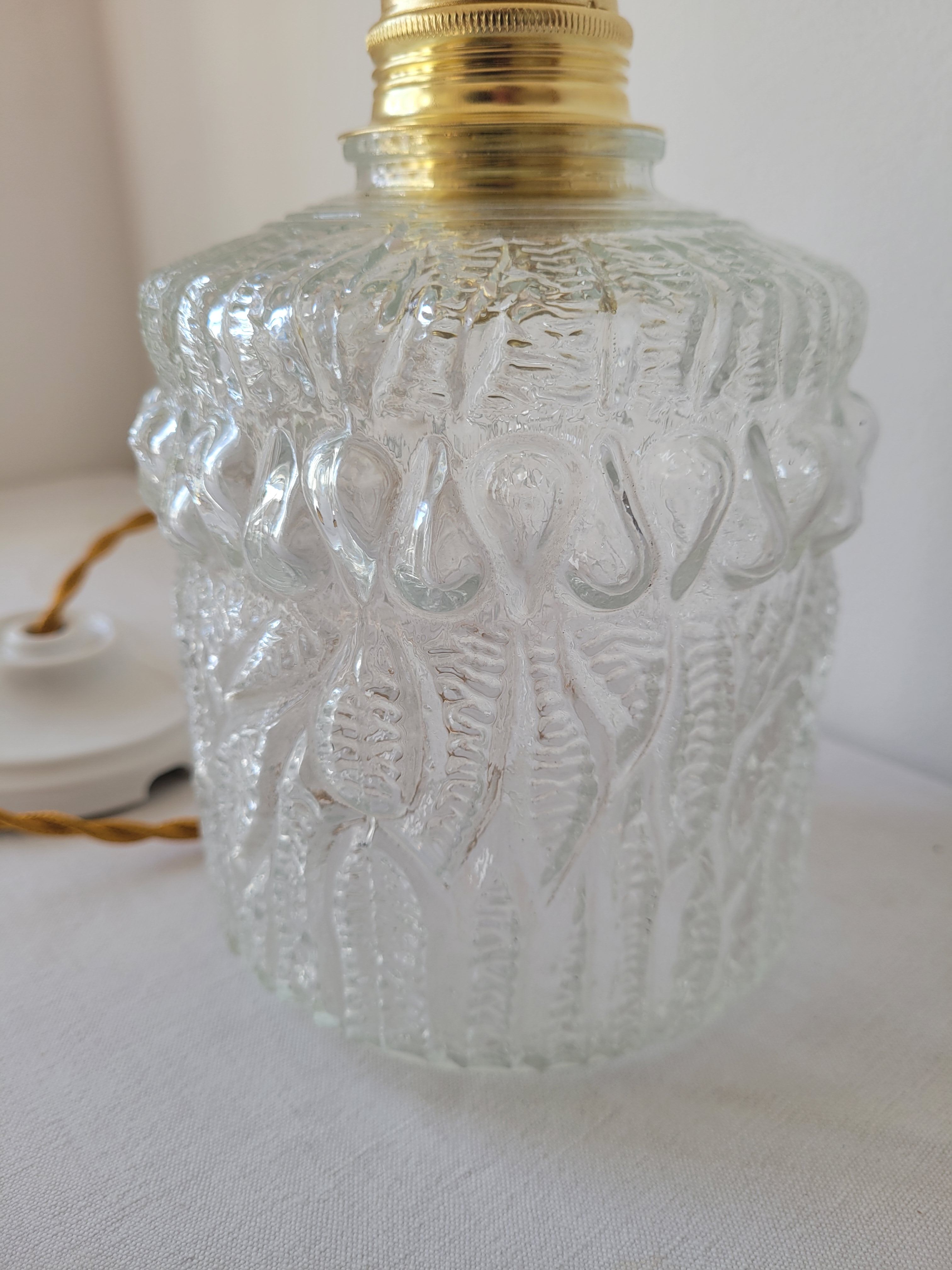 Suspension in scrambled molded glass