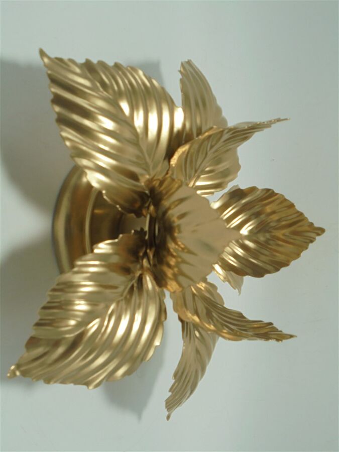 Golden flower wall lamp