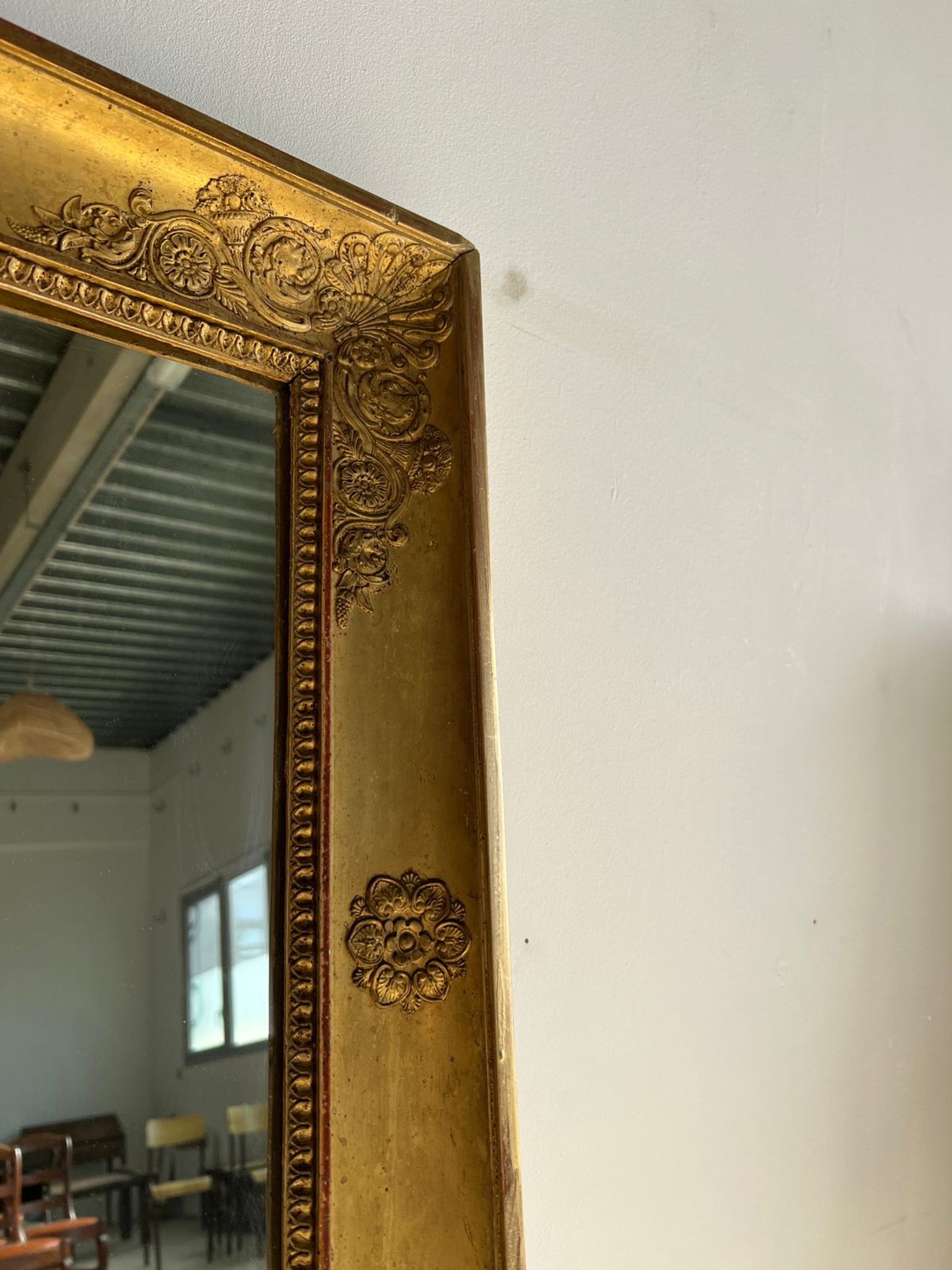 Miroir doré style Restauration à décor de palmettes étirées