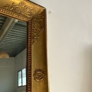 Miroir doré style Restauration à décor de palmettes étirées