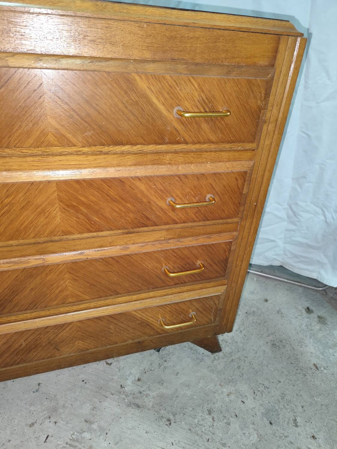 Pretty chest of drawers with 4 compass-legged oak veneer drawers