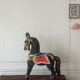 Cheval à bascule en bois ancien