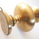 Grande lampe pied métal doré