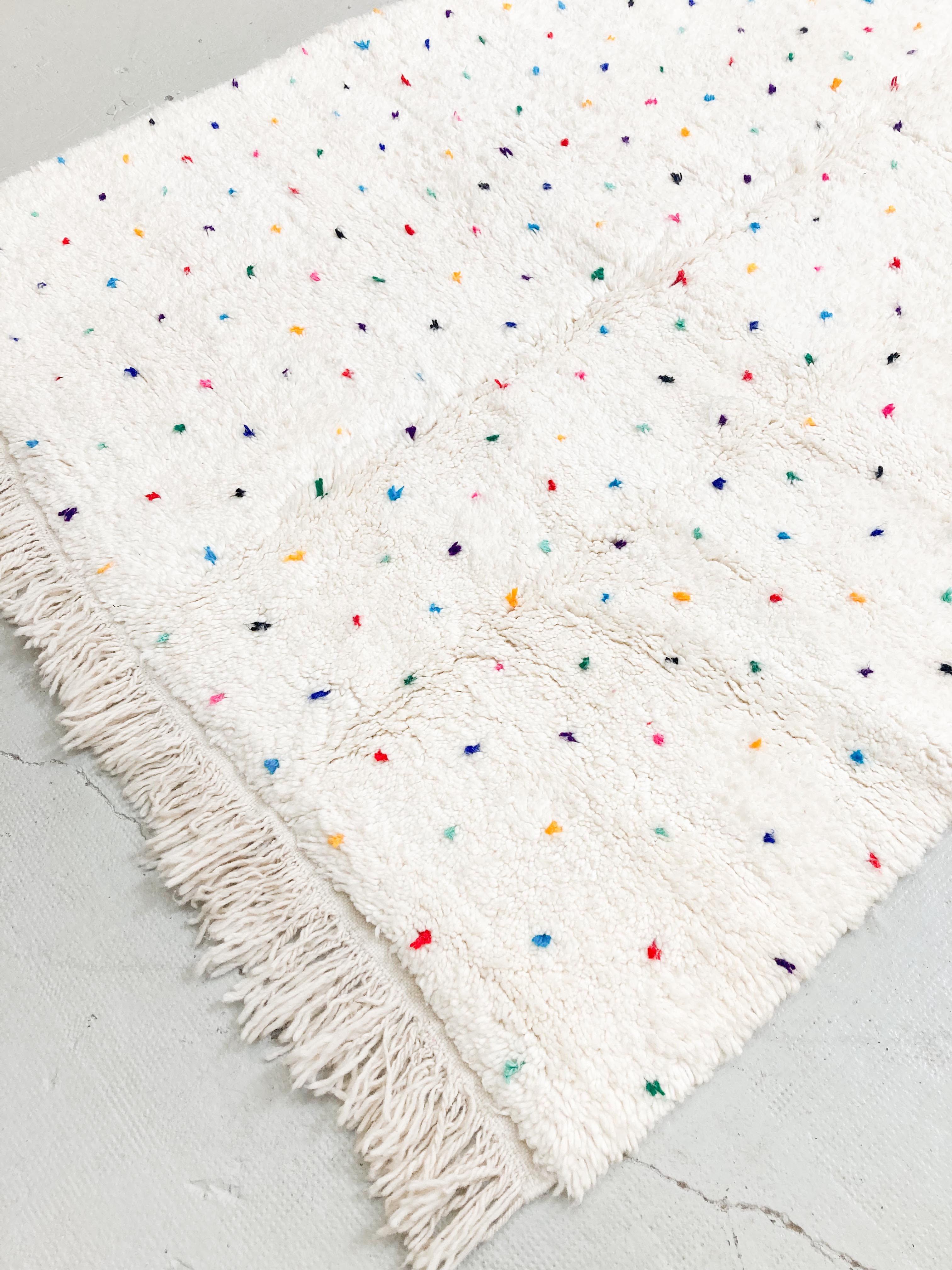 Berber carpet beni ouarain ecru with multicolored polka dots 255x146m