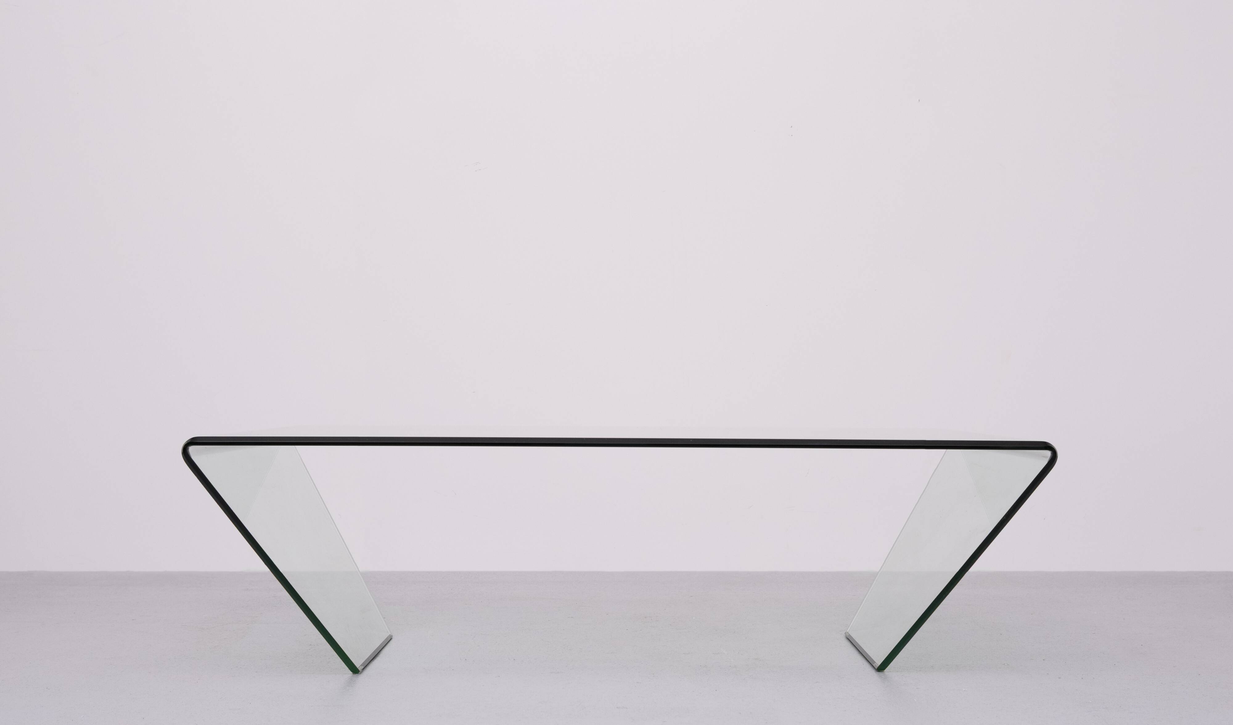 curved Glass coffee table 1980s Italy